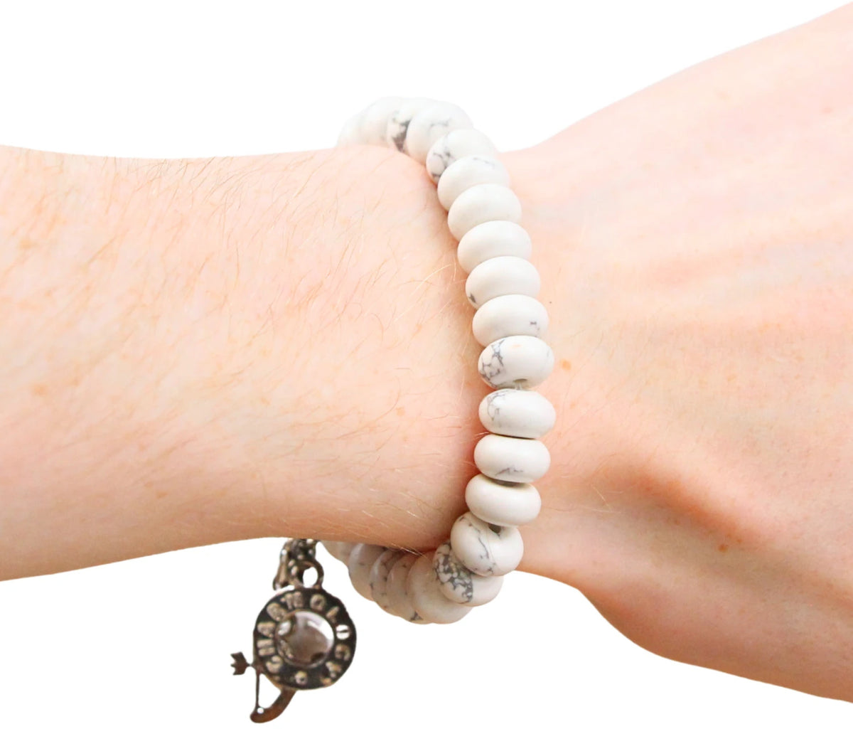 Howlit armband med berlocker, vit, 18 cm
