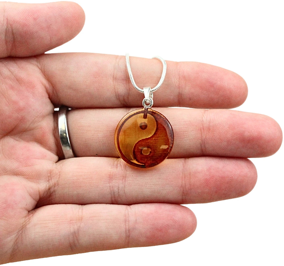 Bärnsten hänge med yin och yang, 925 silver, Litauen