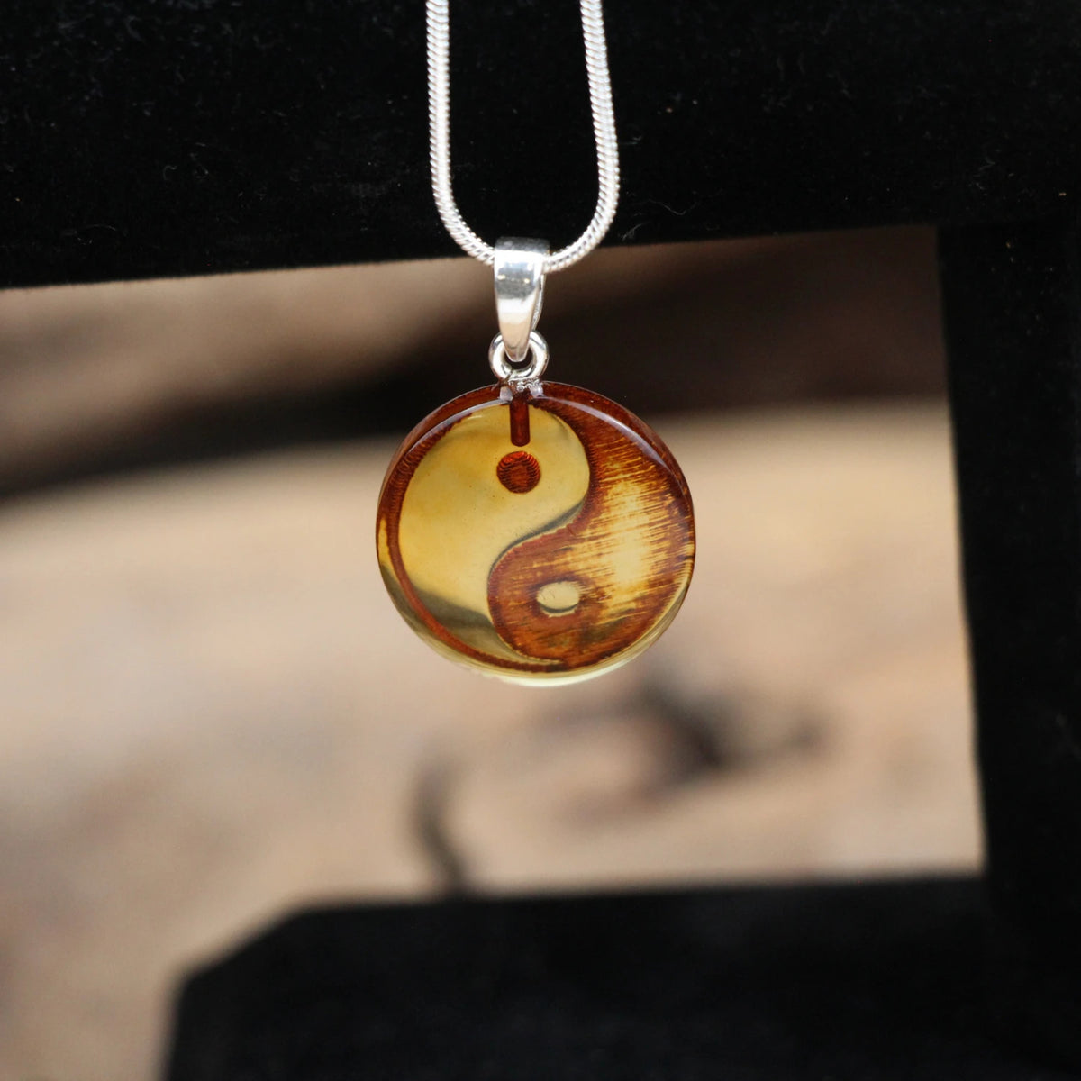 Bärnsten hänge med yin och yang, 925 silver, Litauen