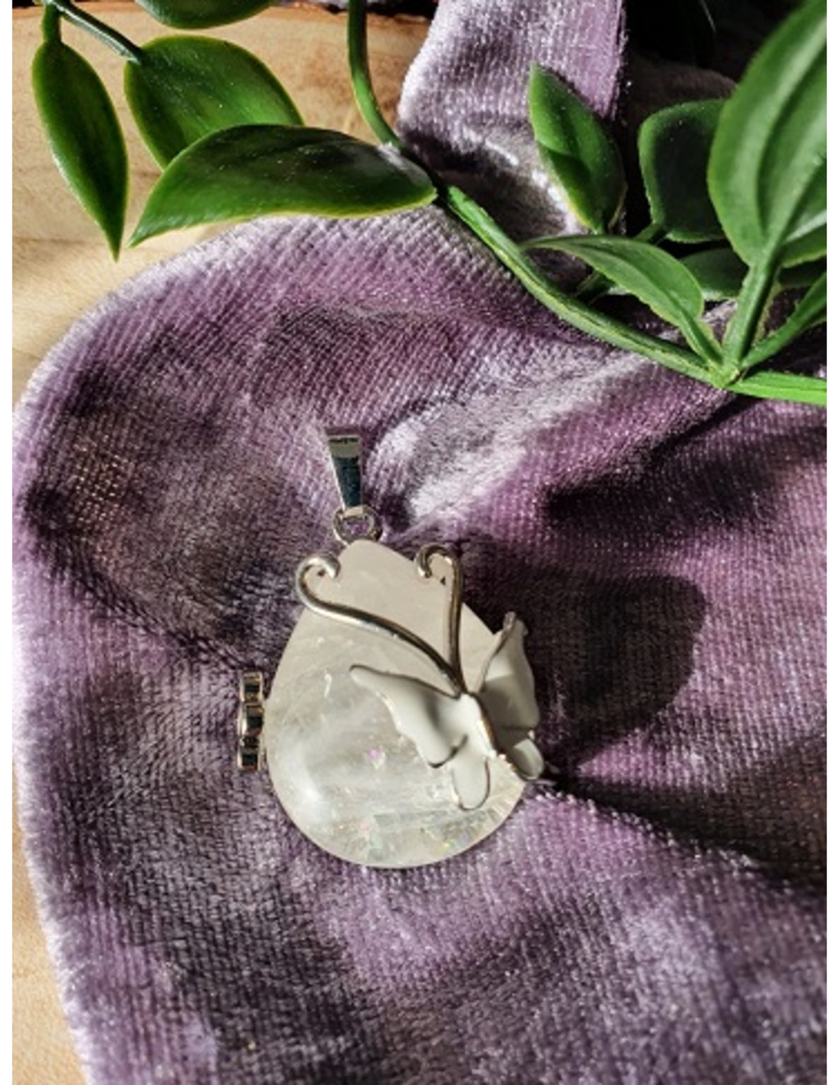 Bergkristall hänge, droppe med fjäril och blomma