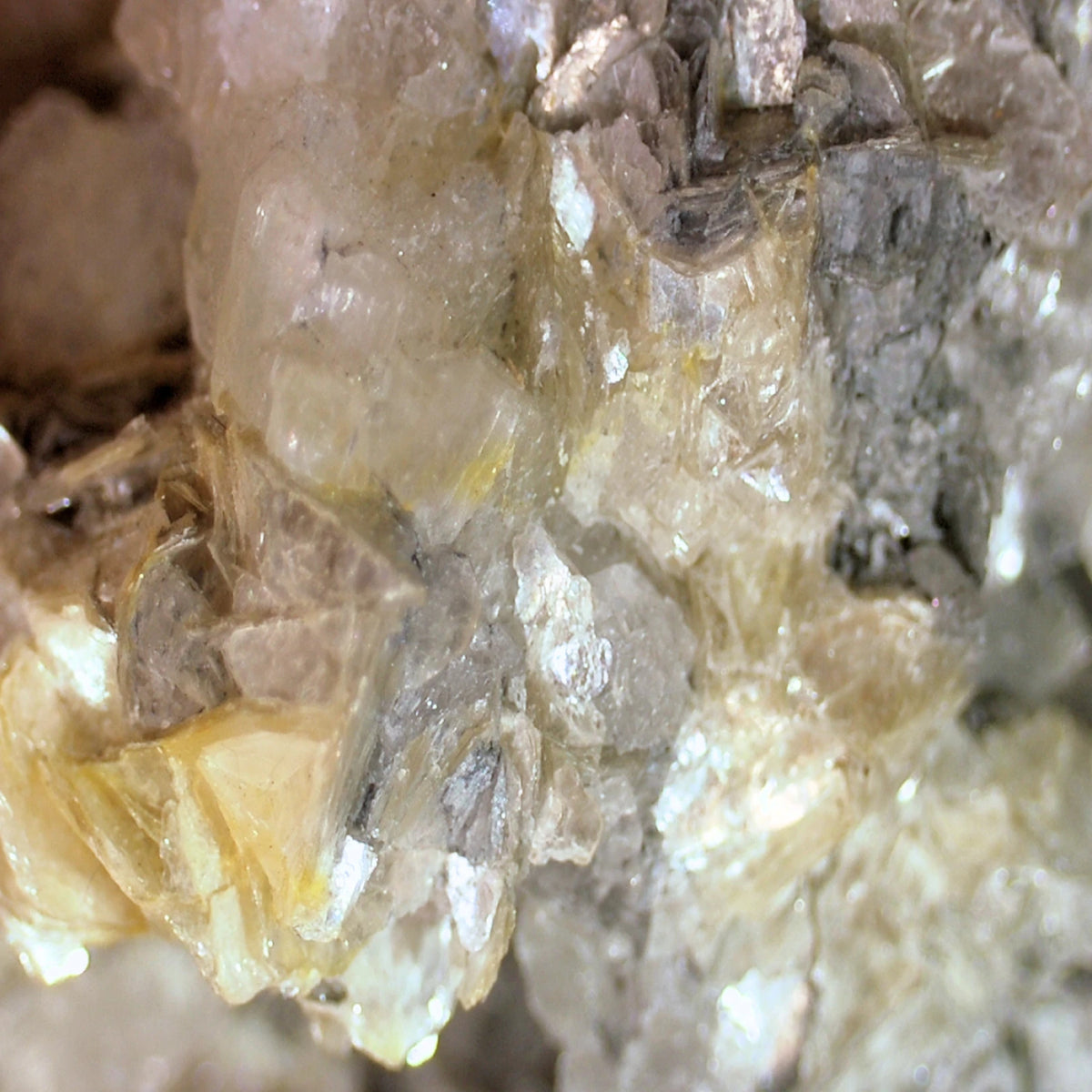 Akvamarin mineralprov på muskovit, 8,4 cm, 230 g, nr 90