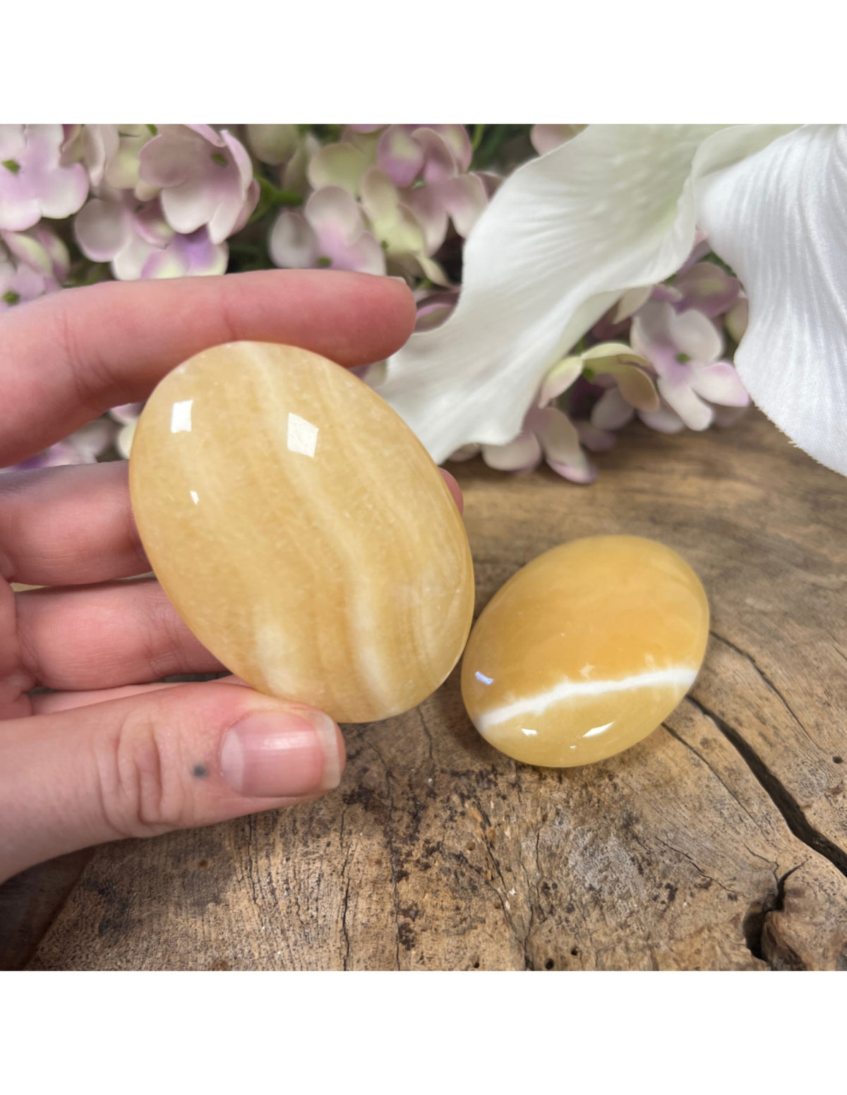 Mangokalcit handsten, gul, 4 till 6 cm, ca 90 g