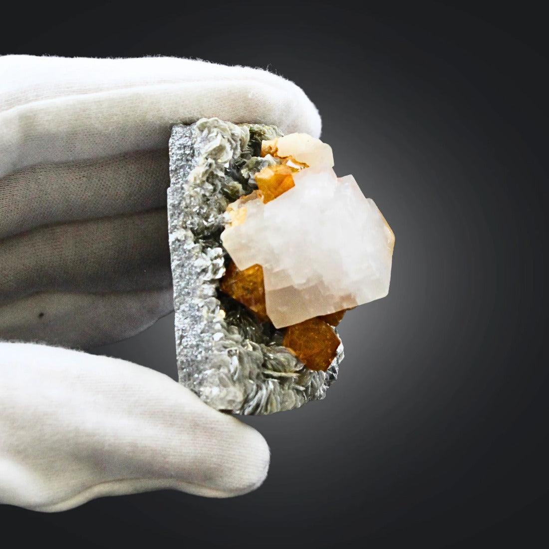Kalcit mineralprov med scheelit och muskovit, 5,5 cm, nr 701