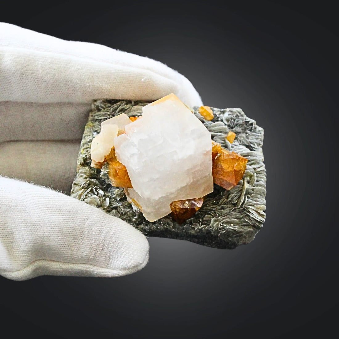 Kalcit mineralprov med scheelit och muskovit, 5,5 cm, nr 701