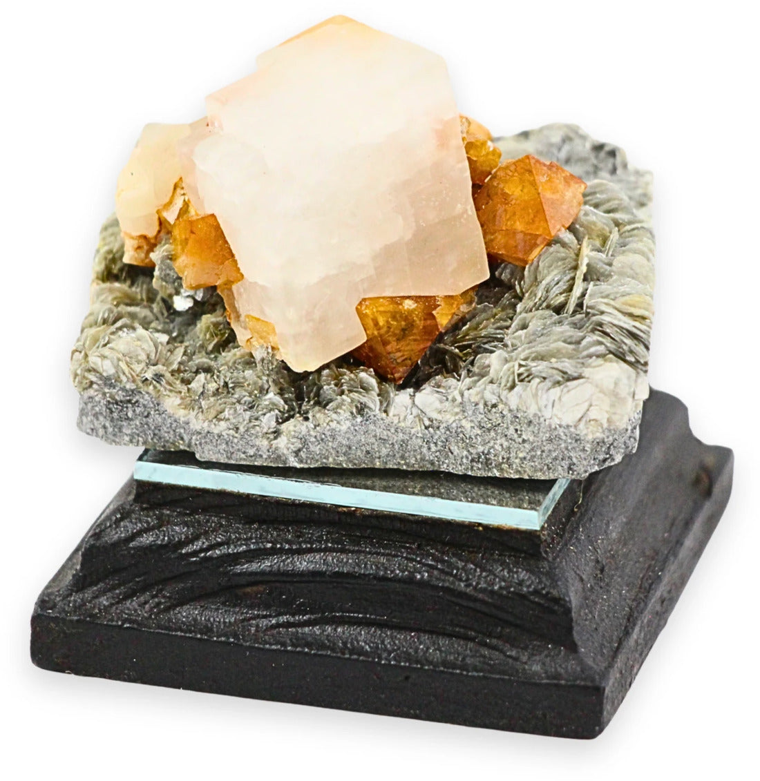 Kalcit mineralprov med scheelit och muskovit, 5,5 cm, nr 701