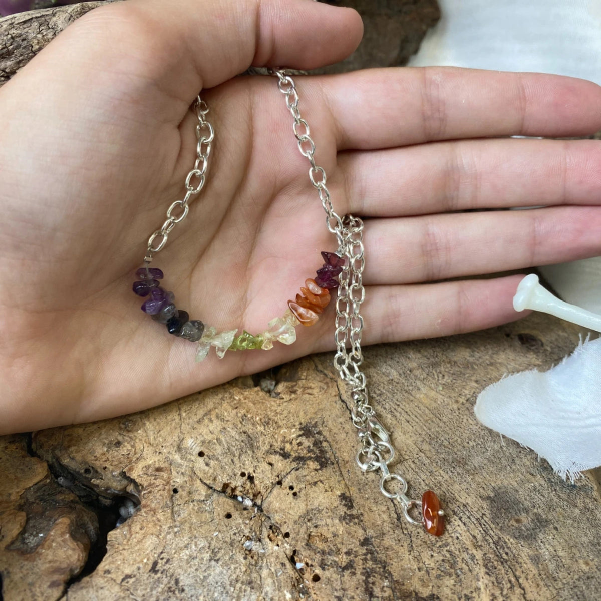 Chakra halsband med splitstenar, försilvrat, justerbart