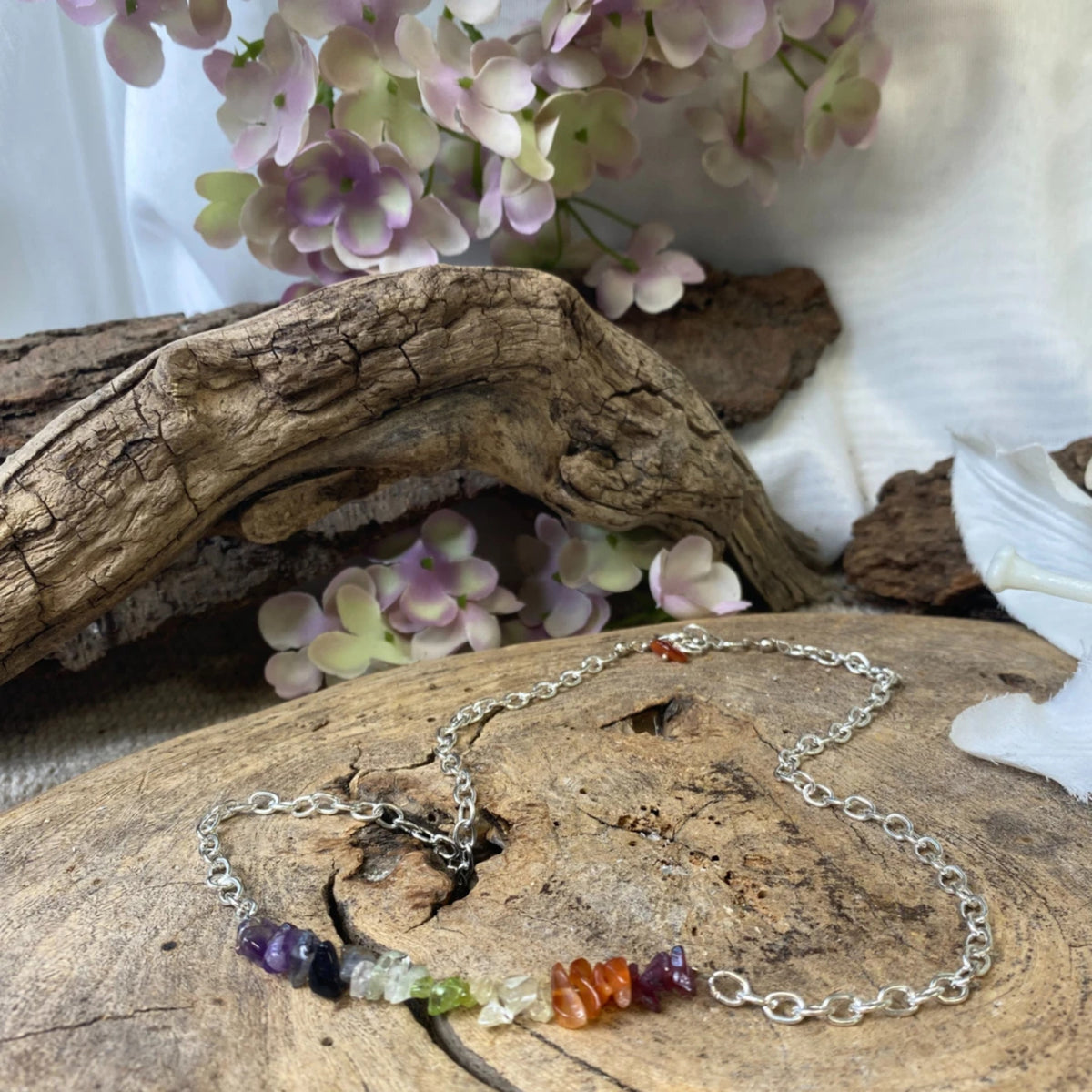 Chakra halsband med splitstenar, försilvrat, justerbart