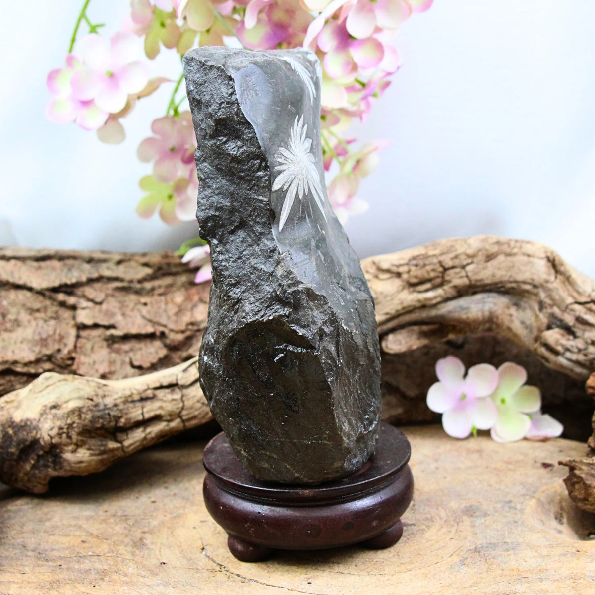 Krysantemumsten skulptur, grå med vita blommor, 19,5 cm, nr 11