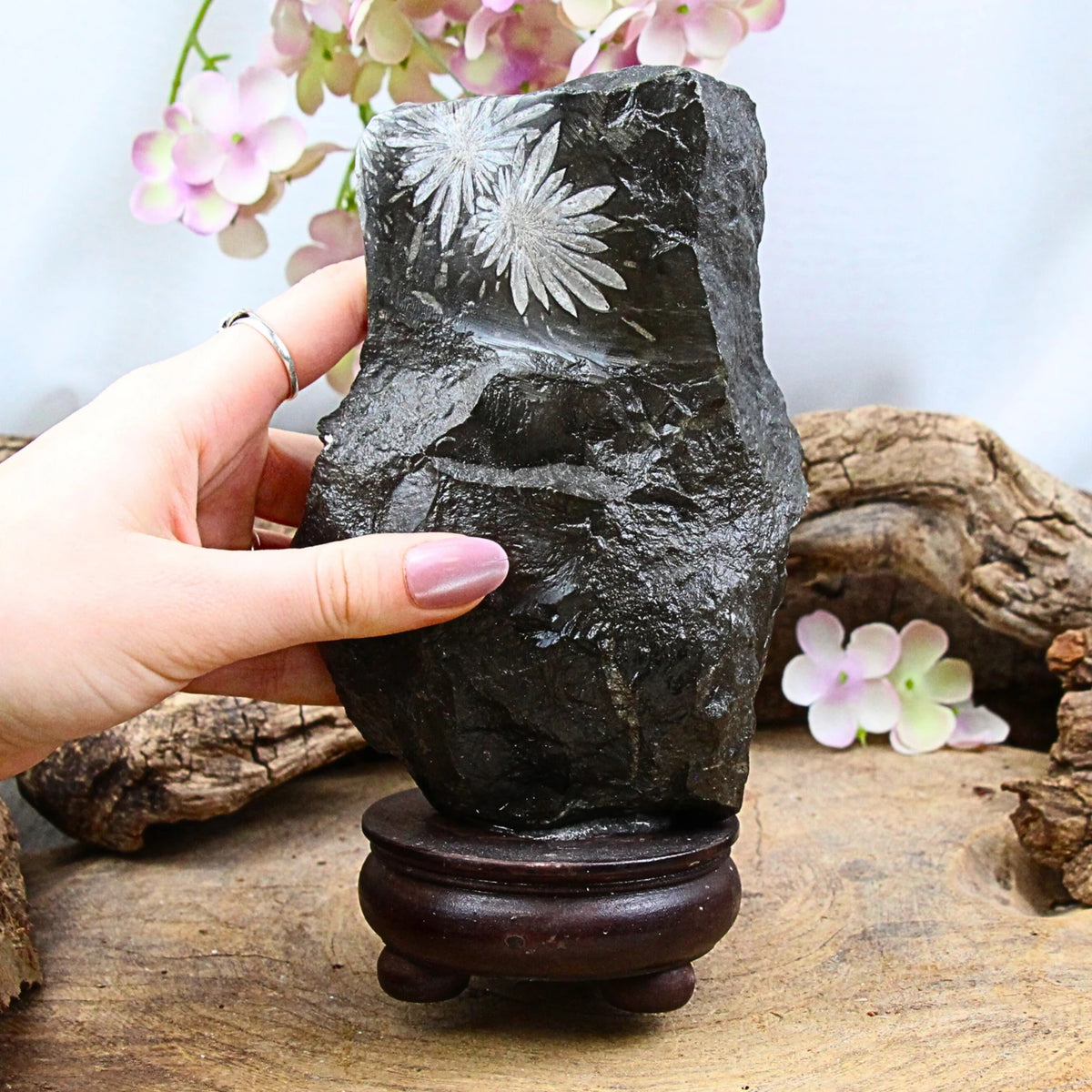 Krysantemumsten skulptur, grå med vita blommor, 19,5 cm, nr 11