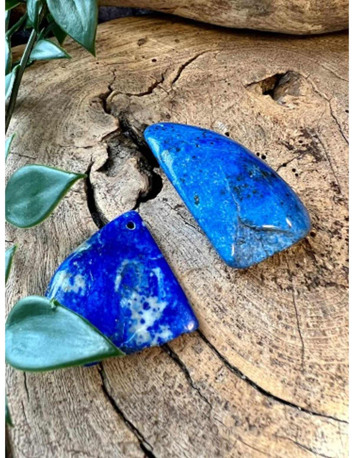 Lapis lazuli hänge, borrat, halvpolerat, 3 till 5 cm