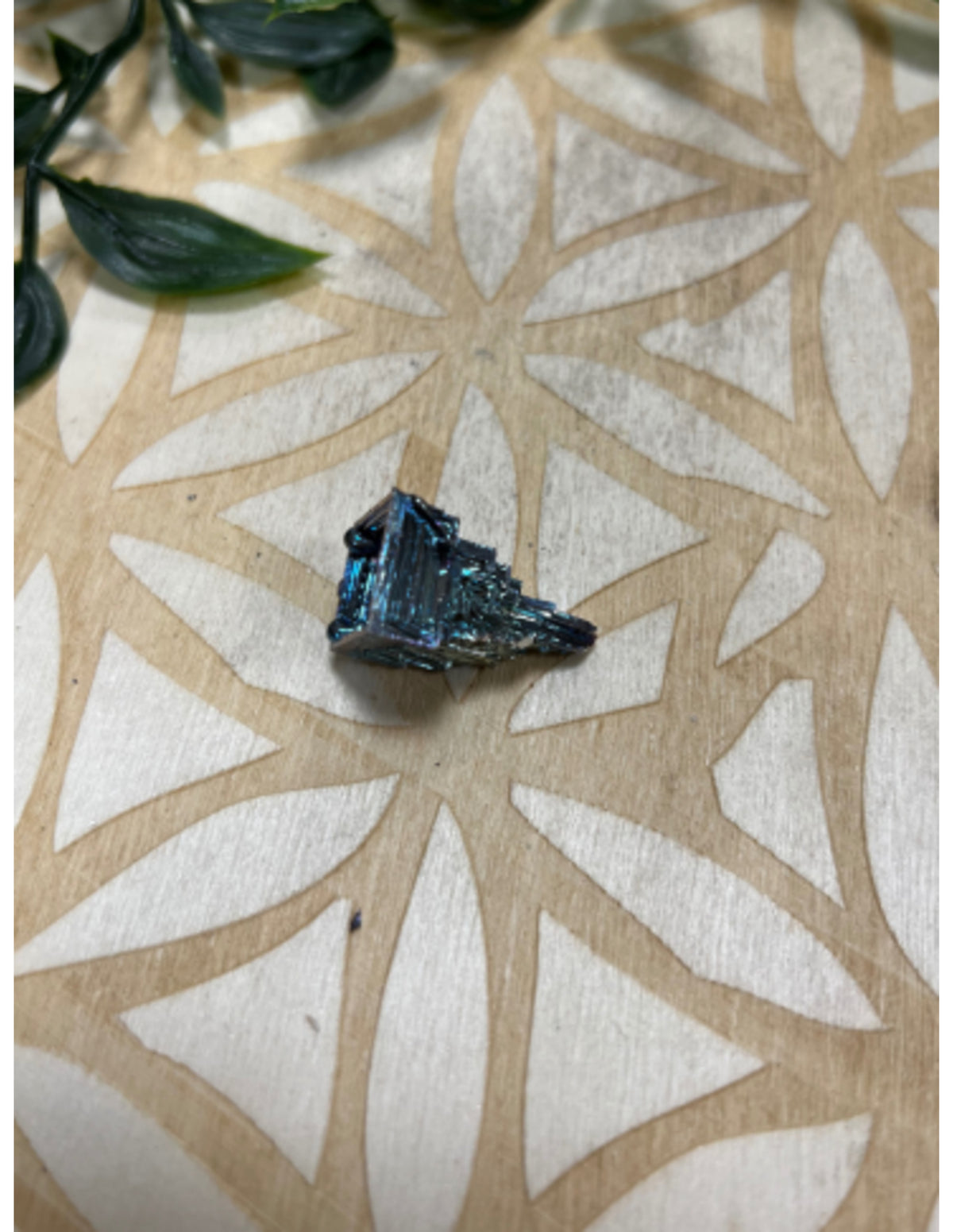 Vismut kristall i ask, labbodlad, iriserande, ca 2 cm