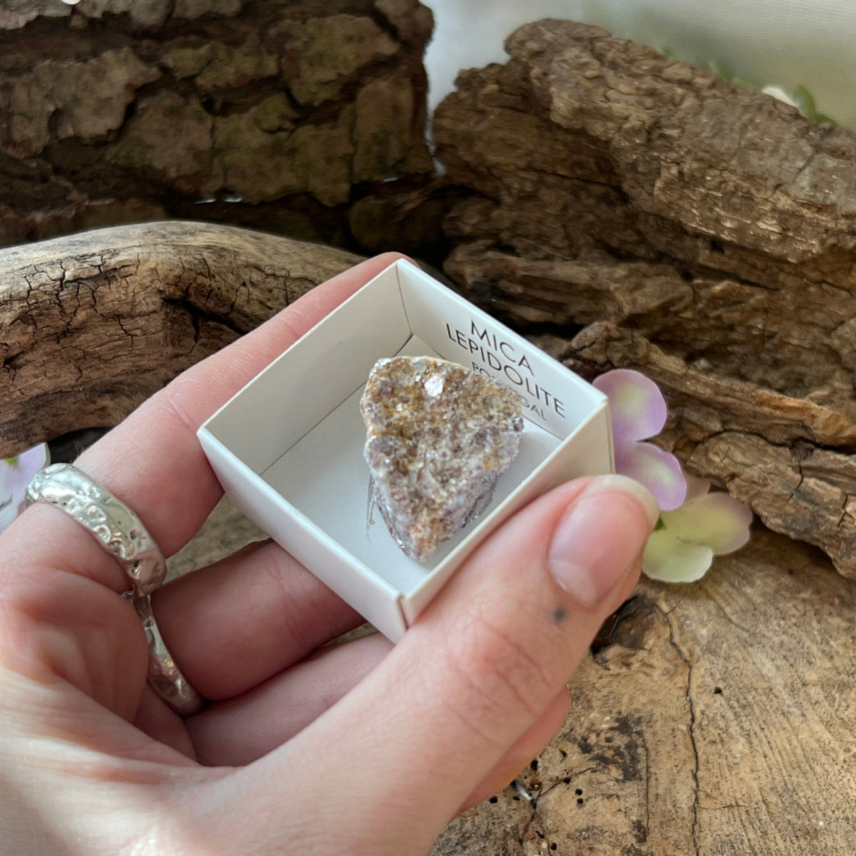 Lepidolit med glimmer i ask, små bitar, 4 x 4 cm
