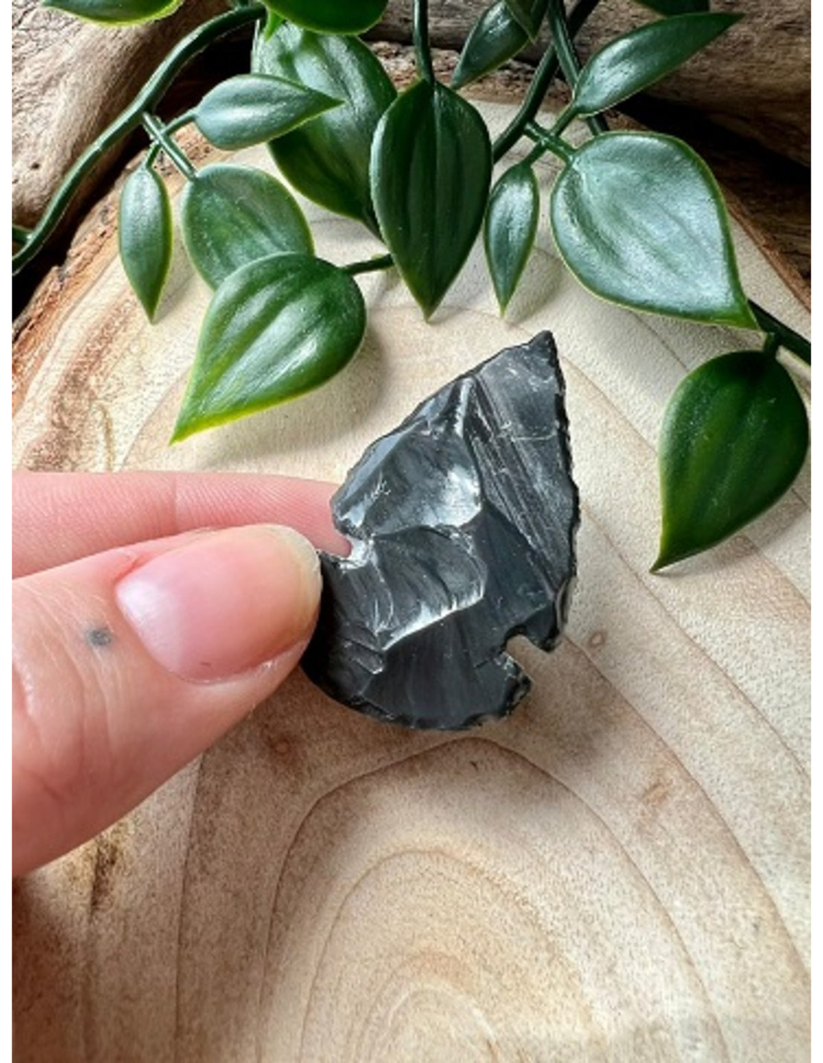 Obsidian spjutspets i ask, svart, 4,5 x 2,5 cm