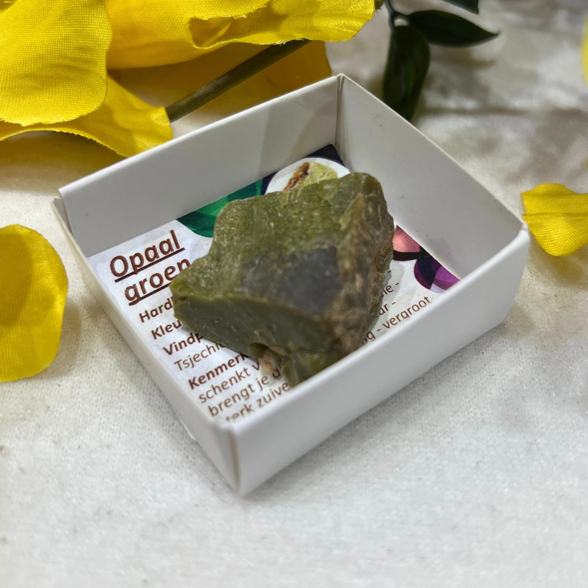 Grön opal rå sten i ask, ca 4 cm