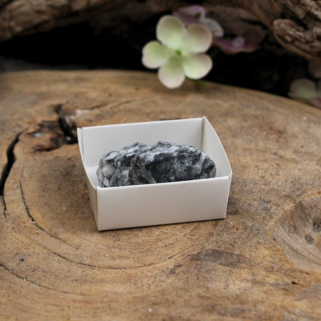 Pinolit rå sten i ask, svart, grå och vit, 2 x 3 x 4 cm