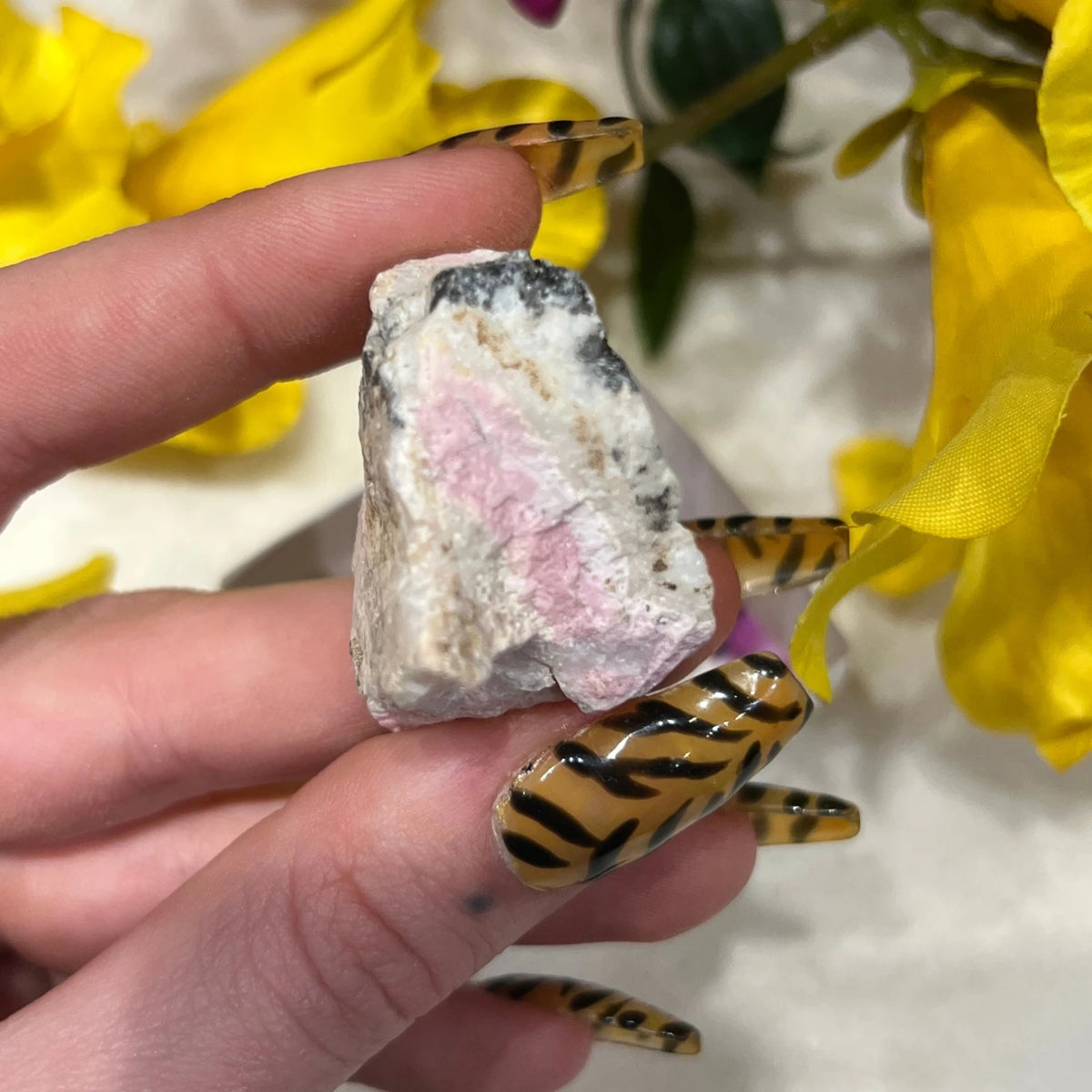 Rodonit rå sten i ask, rosa till brunröd