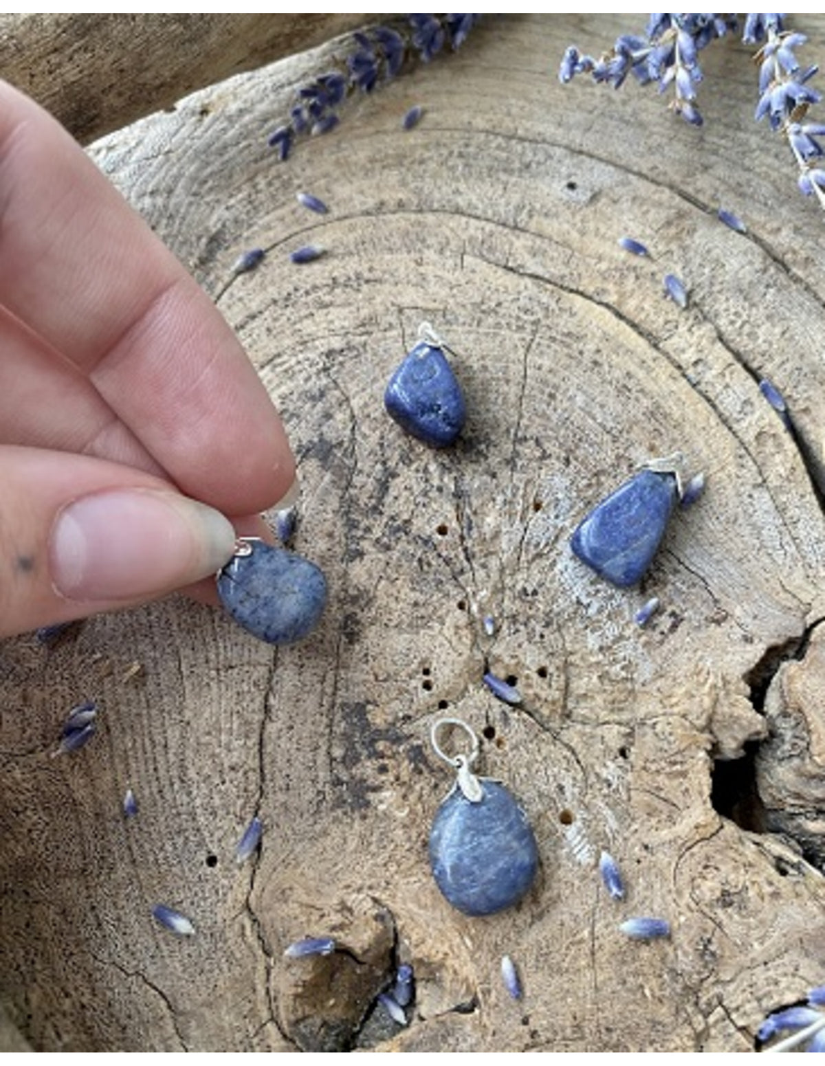 Dumortierit hänge, blå till violett sten, 3 till 4 cm