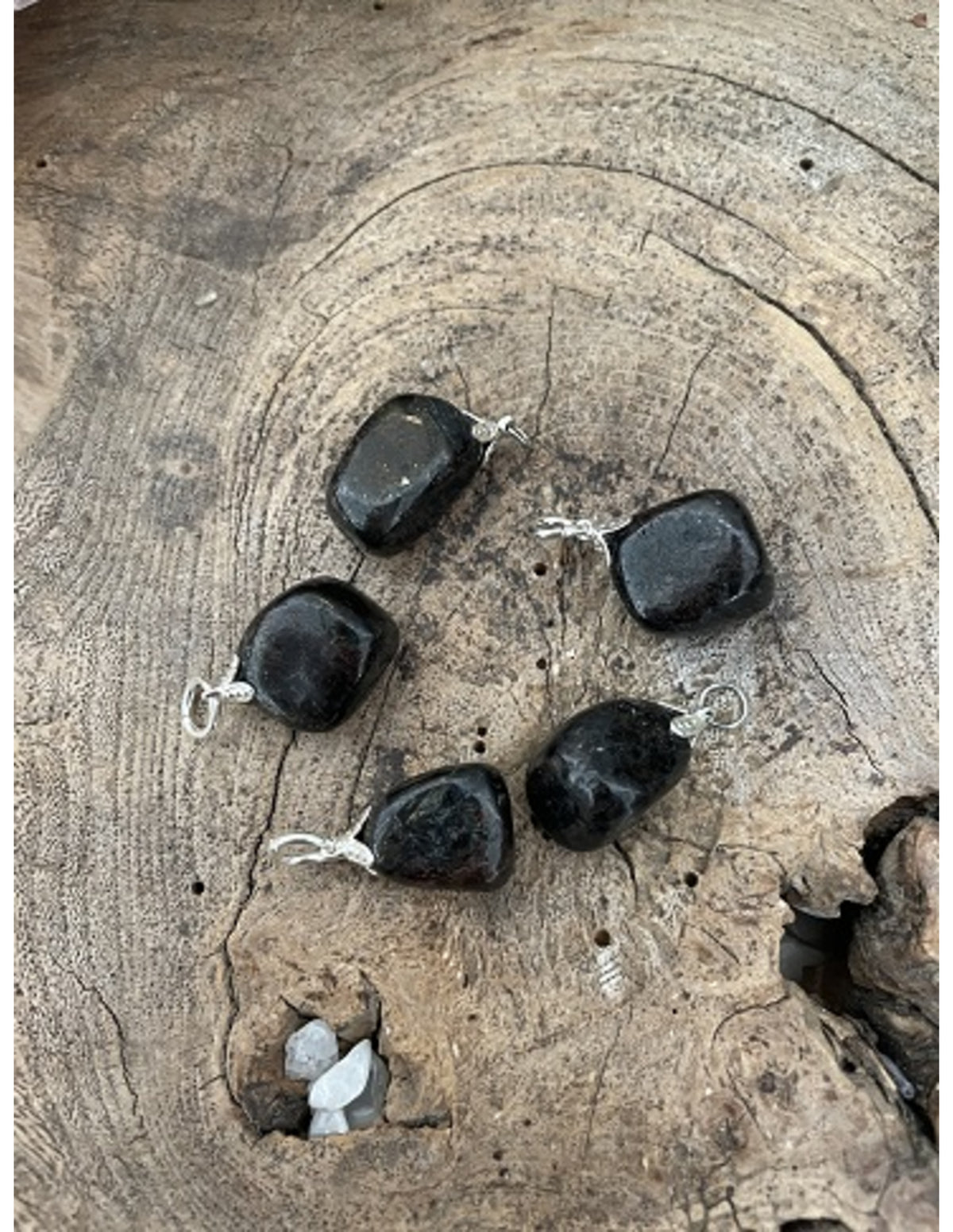 Arfvedsonit hänge, svart sten, ca 2 cm