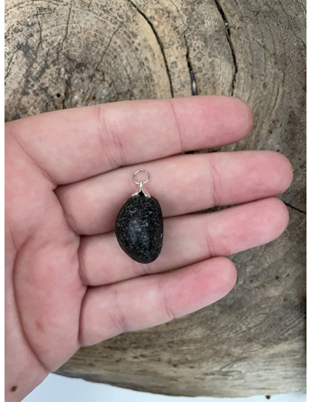 Lavasten hänge med försilvrad kåpa, svart, 2,5 cm