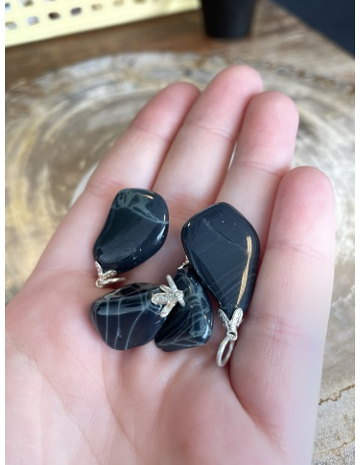 Obsidian hänge, svart med vita mönster, spindelnät, 2,5 cm