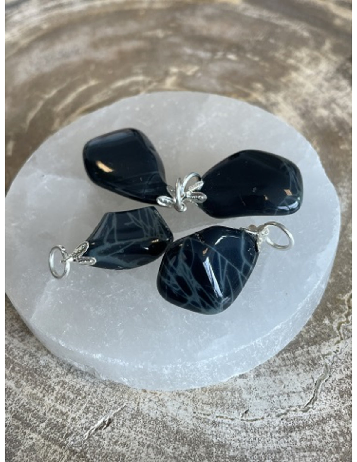 Obsidian hänge, svart med vita mönster, spindelnät, 2,5 cm