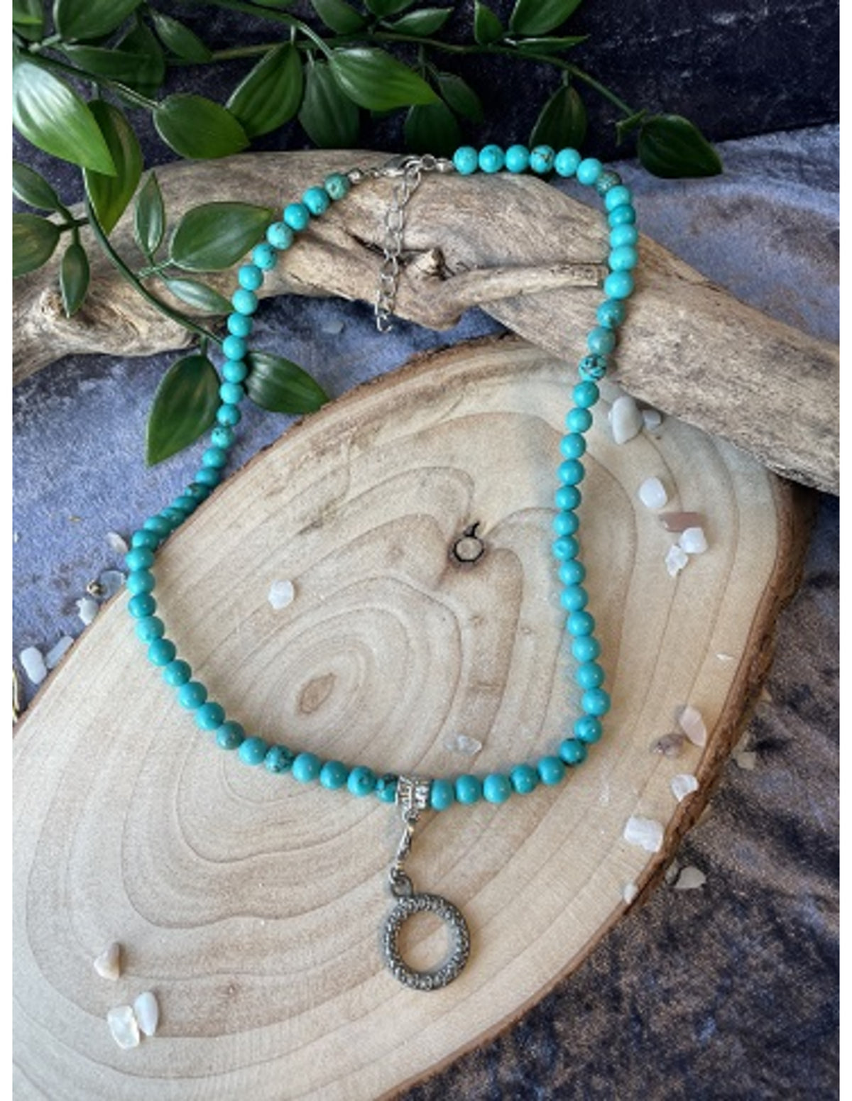 Blå howlit halsband (färgad), 6 mm pärlor, 43 cm