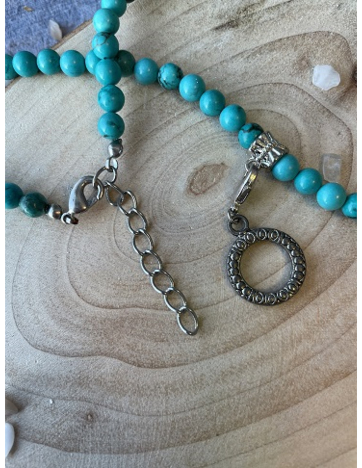 Blå howlit halsband (färgad), 6 mm pärlor, 43 cm