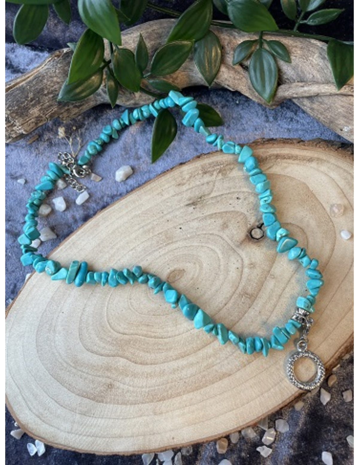 Howlit halsband, blå (färgad), splitstenar, med hänge