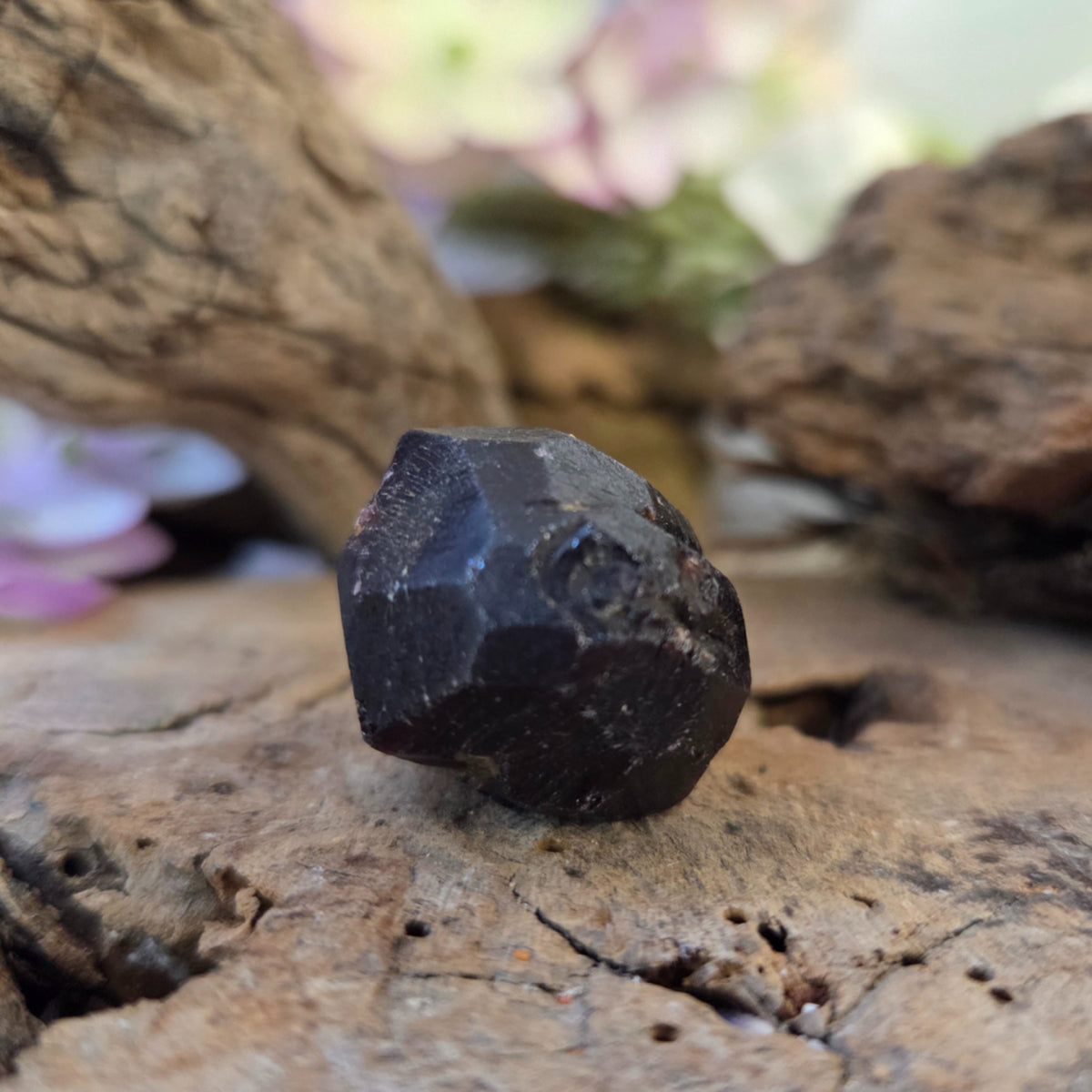 Granat kristall A, rå, 20 till 25 g, ca 2,5 cm