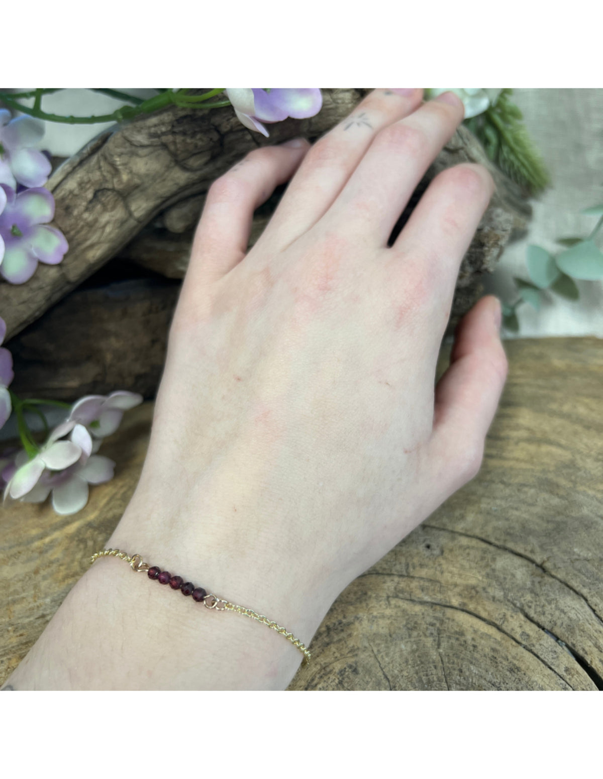 Granat armband, spring style, guldfärgat