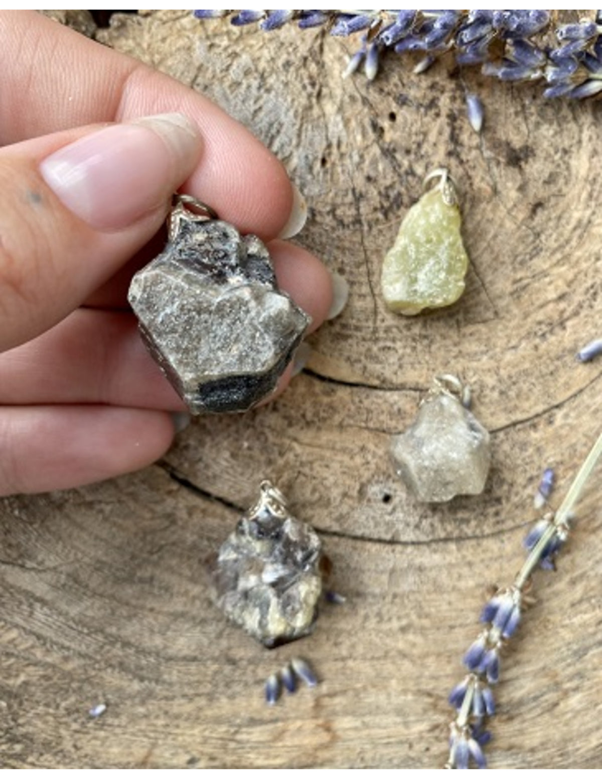 Grossular hänge, rå sten, grön till gulgrön