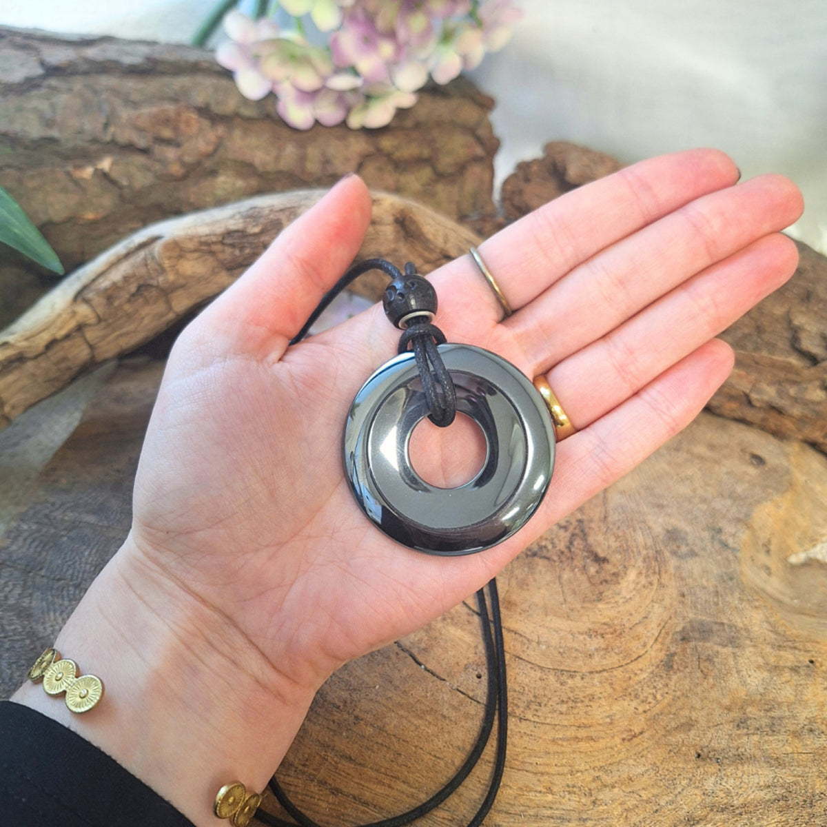 Hematit donut, 50 mm, halsband på vaxsnodd