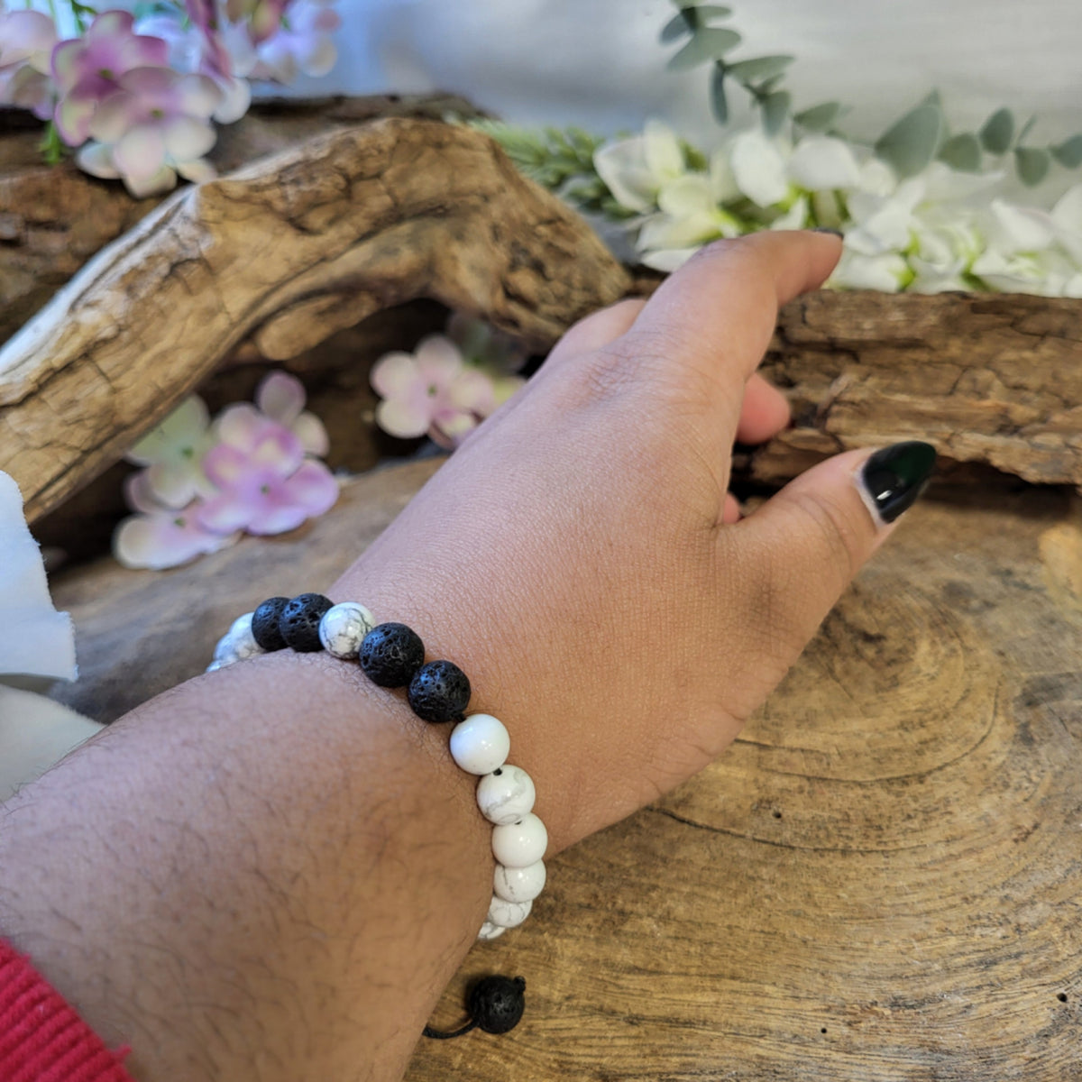 Howlit armband i shamballastil med lavasten, vit och svart