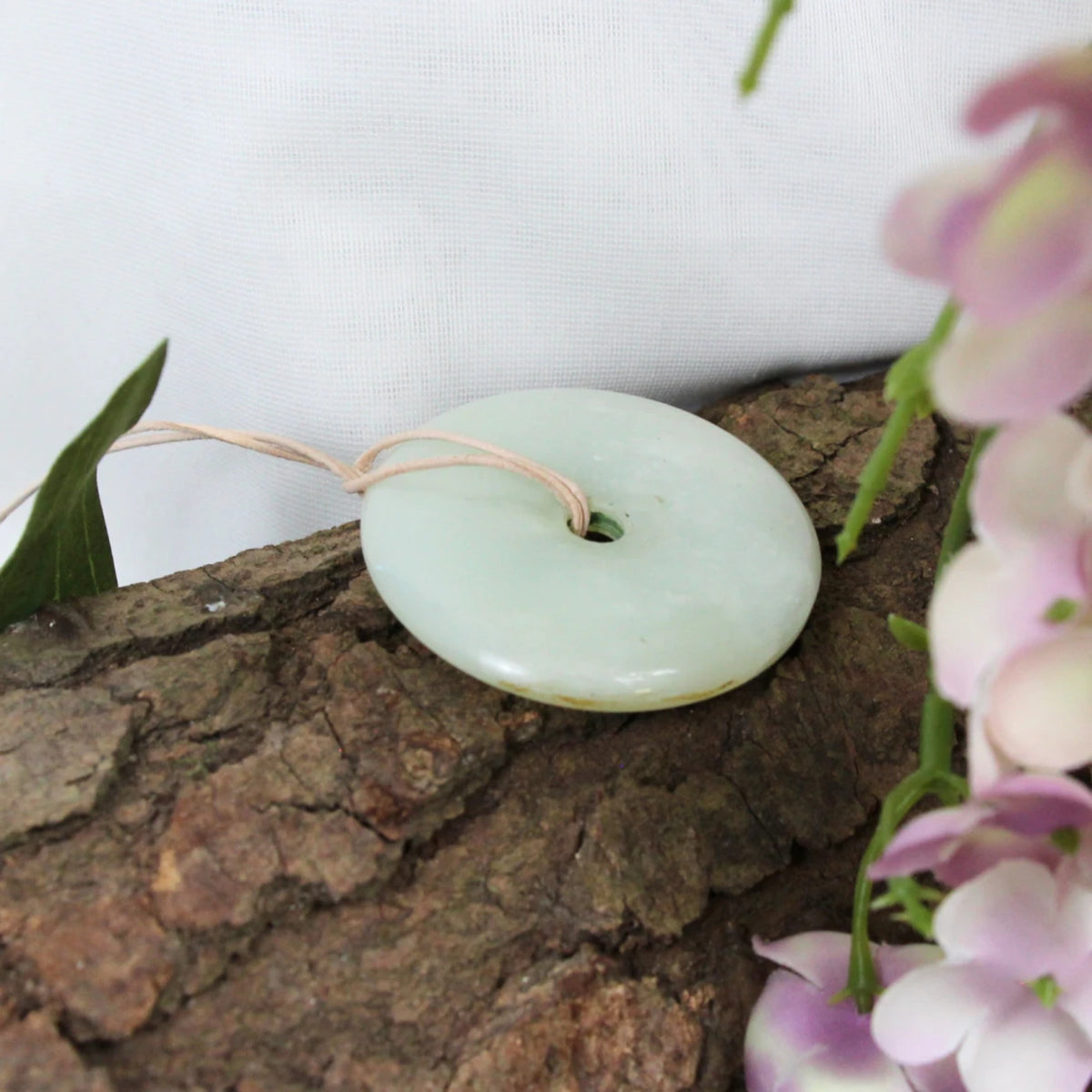 Jade donut på läderband, 5 till 6 cm