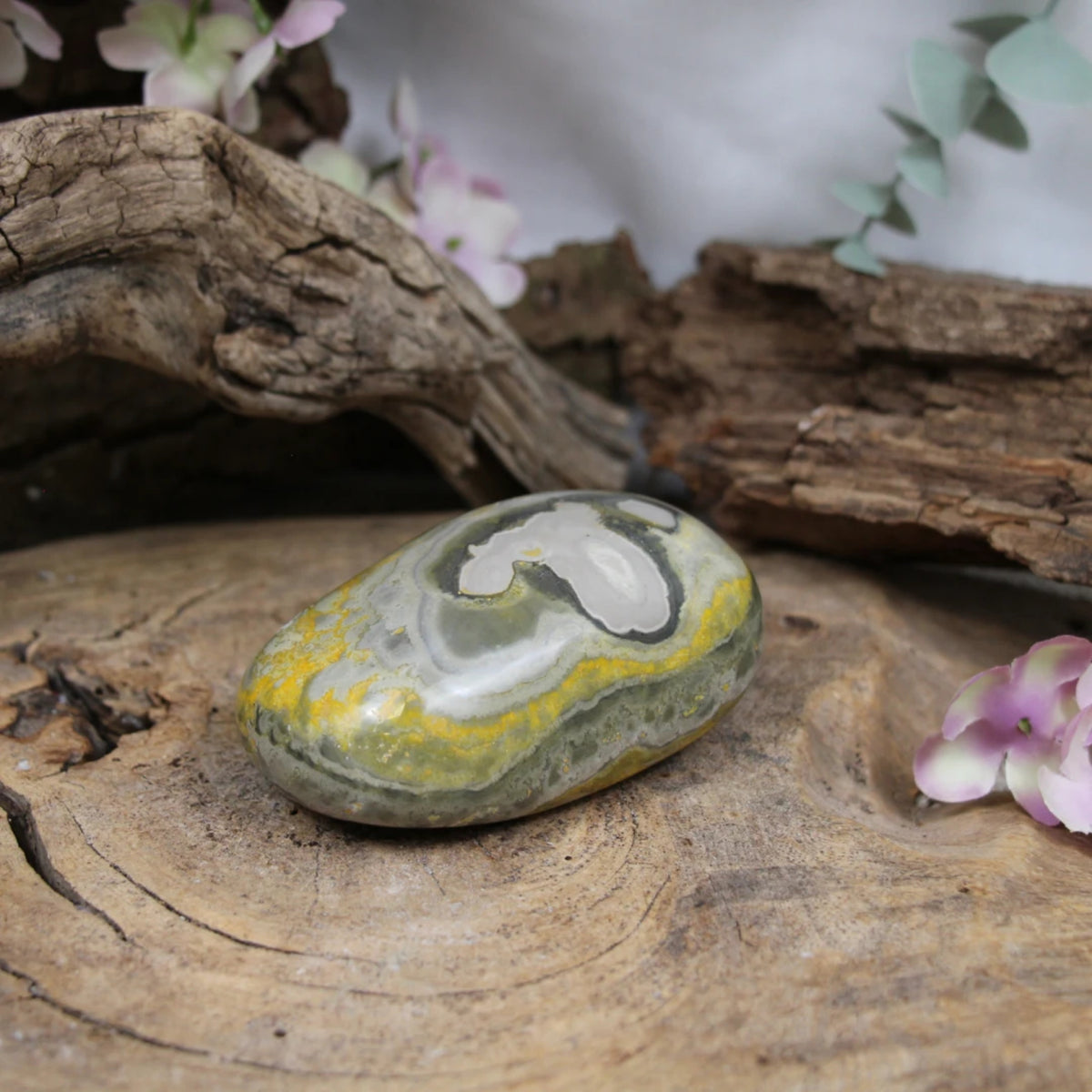 Bumblebee jaspis skulptur, 8,4 x 5,1 cm, nr 18