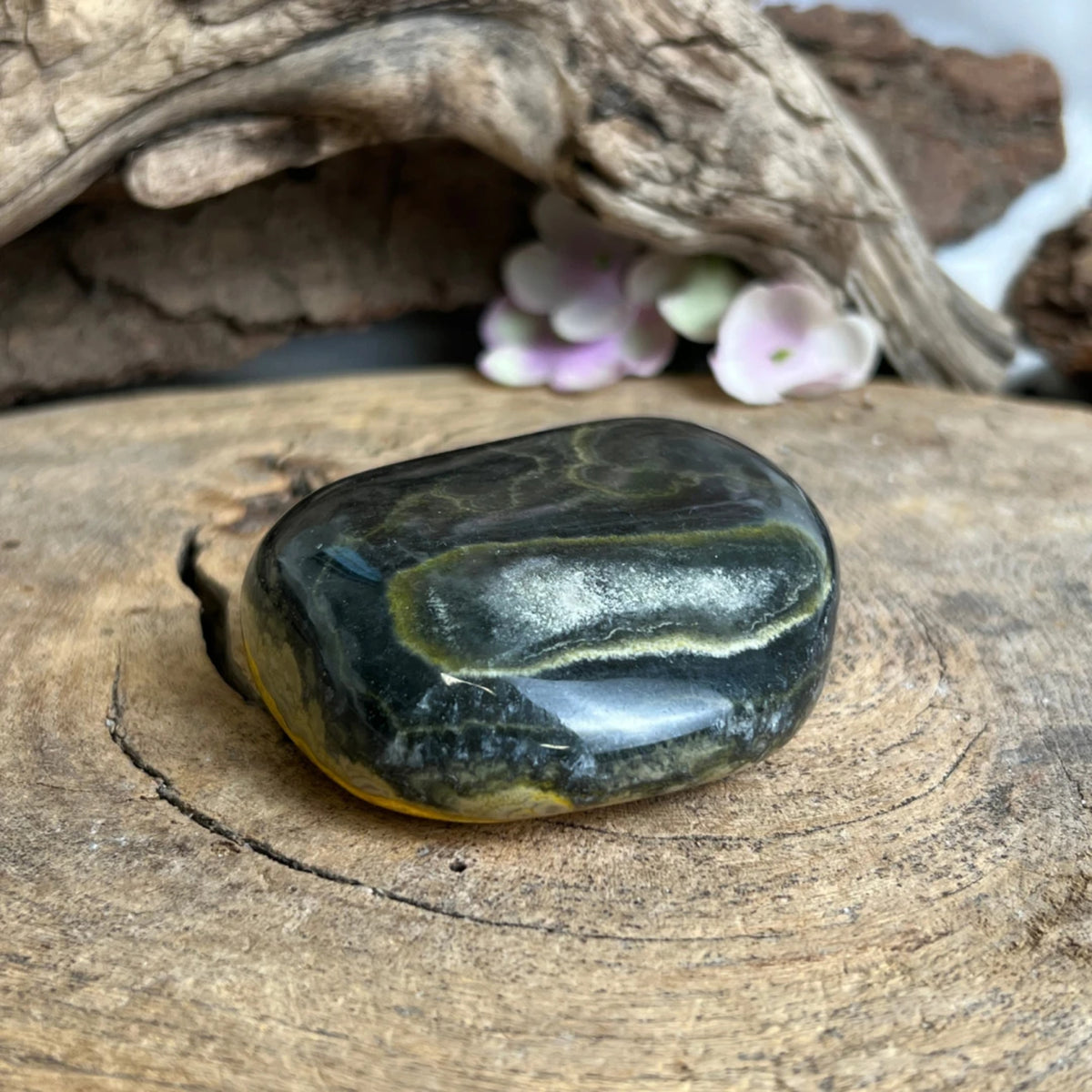 Bumblebee jaspis skulptur, 7,5 x 6 cm, 200 g, nr 22