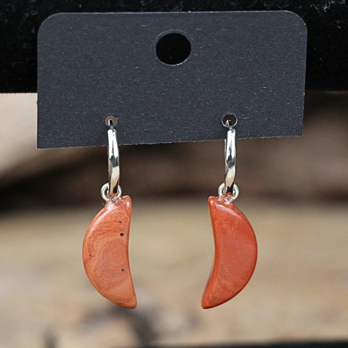 Röd jaspis örhängen, månformade, 3,6 cm