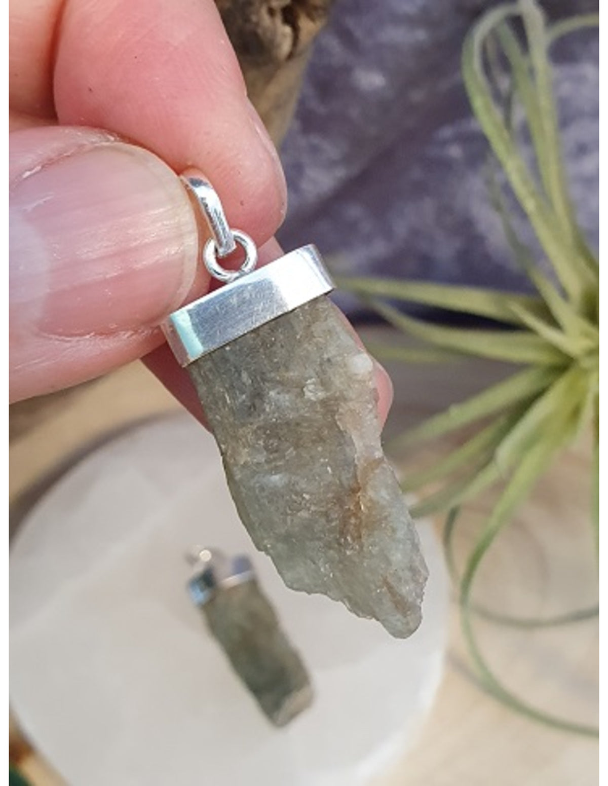 Kyanit hänge, rå, grön, med silverkåpa, 3 cm