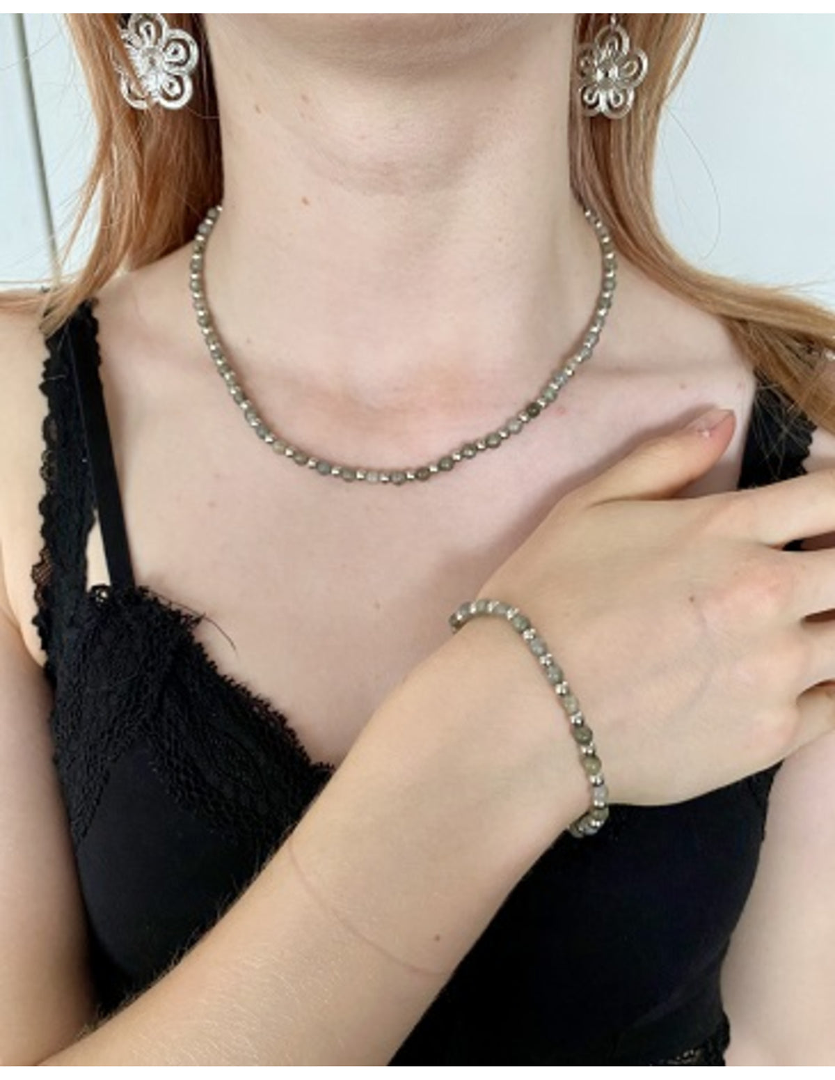 Labradorit halsband med silverfärgade mellanpärlor, 45 cm