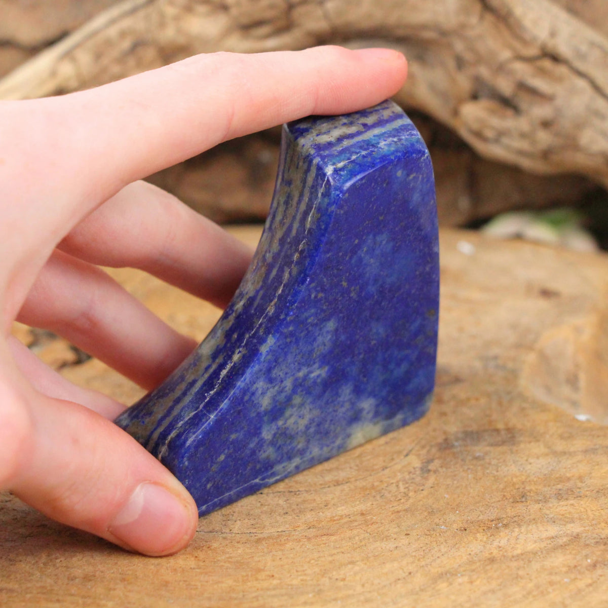 Lapis lazuli skulptur, polerad, 7,7 x 3,1 x 8 cm, nr 31