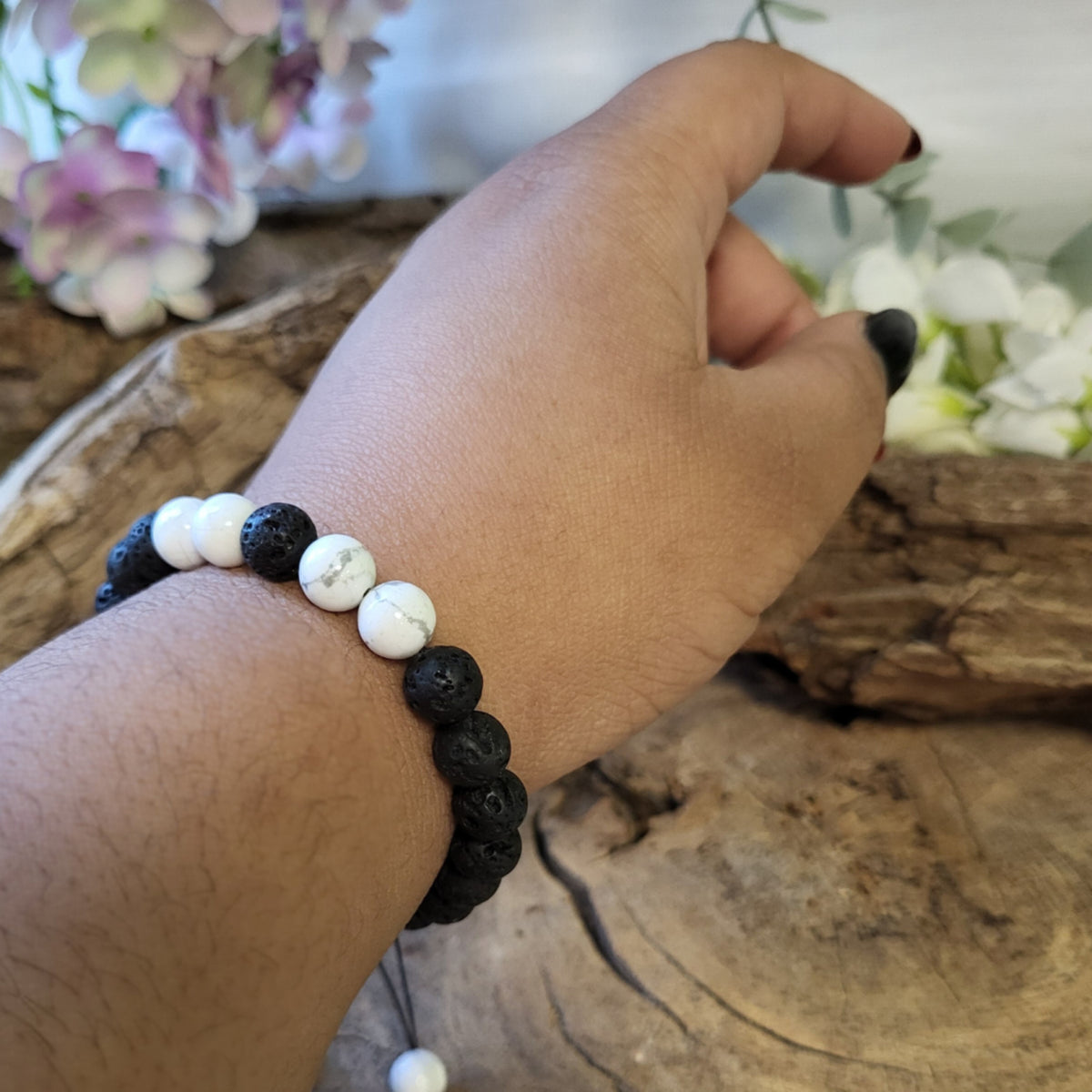 Lavasten armband i shamballastil med howlit, svart och vitt