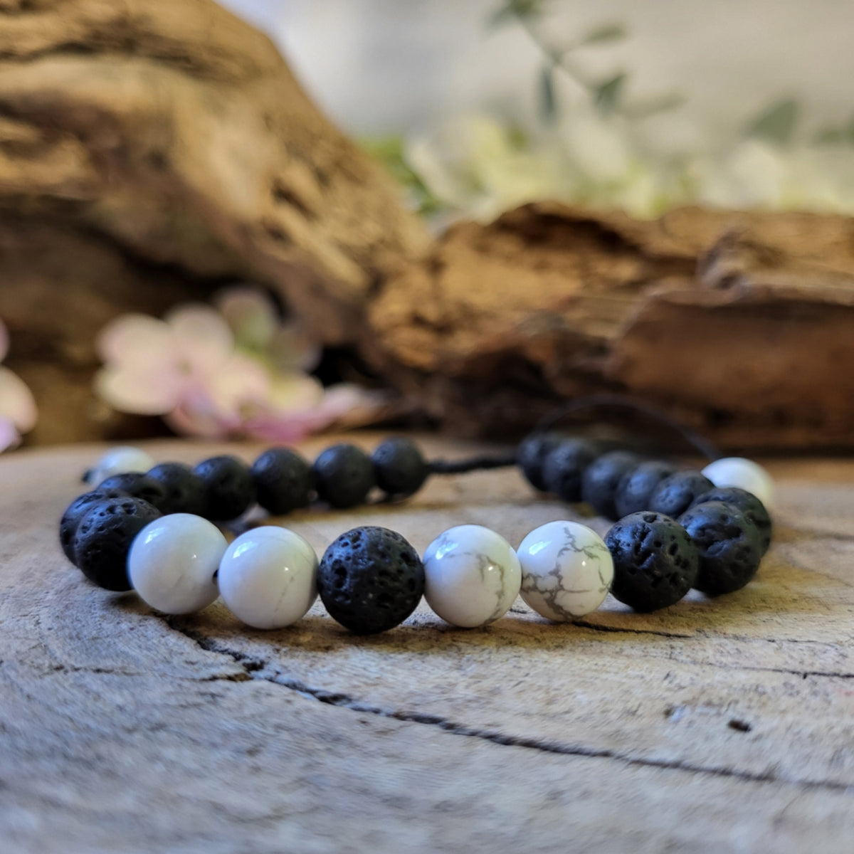 Lavasten armband i shamballastil med howlit, svart och vitt