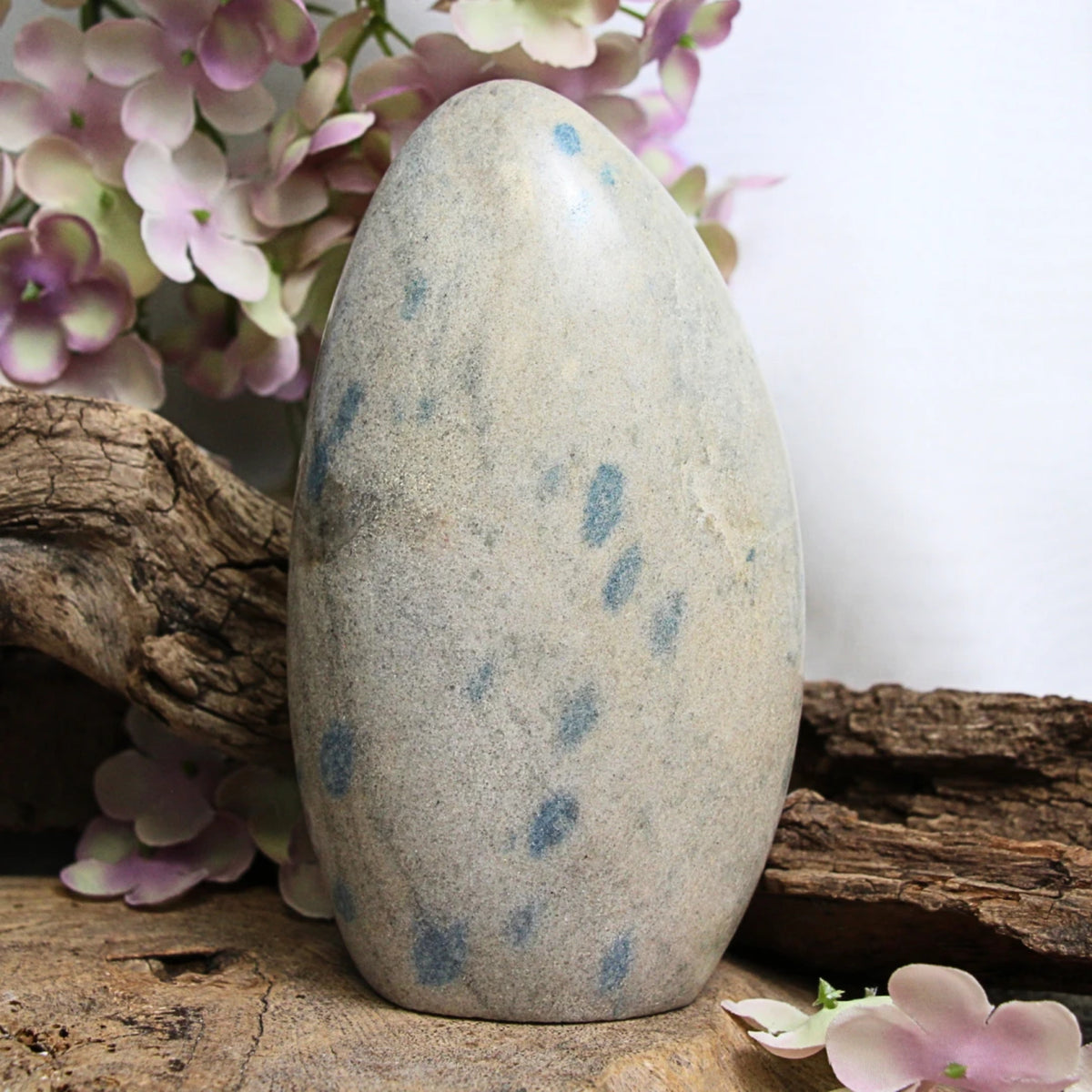 Lazulit i kvarts skulptur, handslipad, 14,6 x 8,5 x 4,5 cm, nr 8
