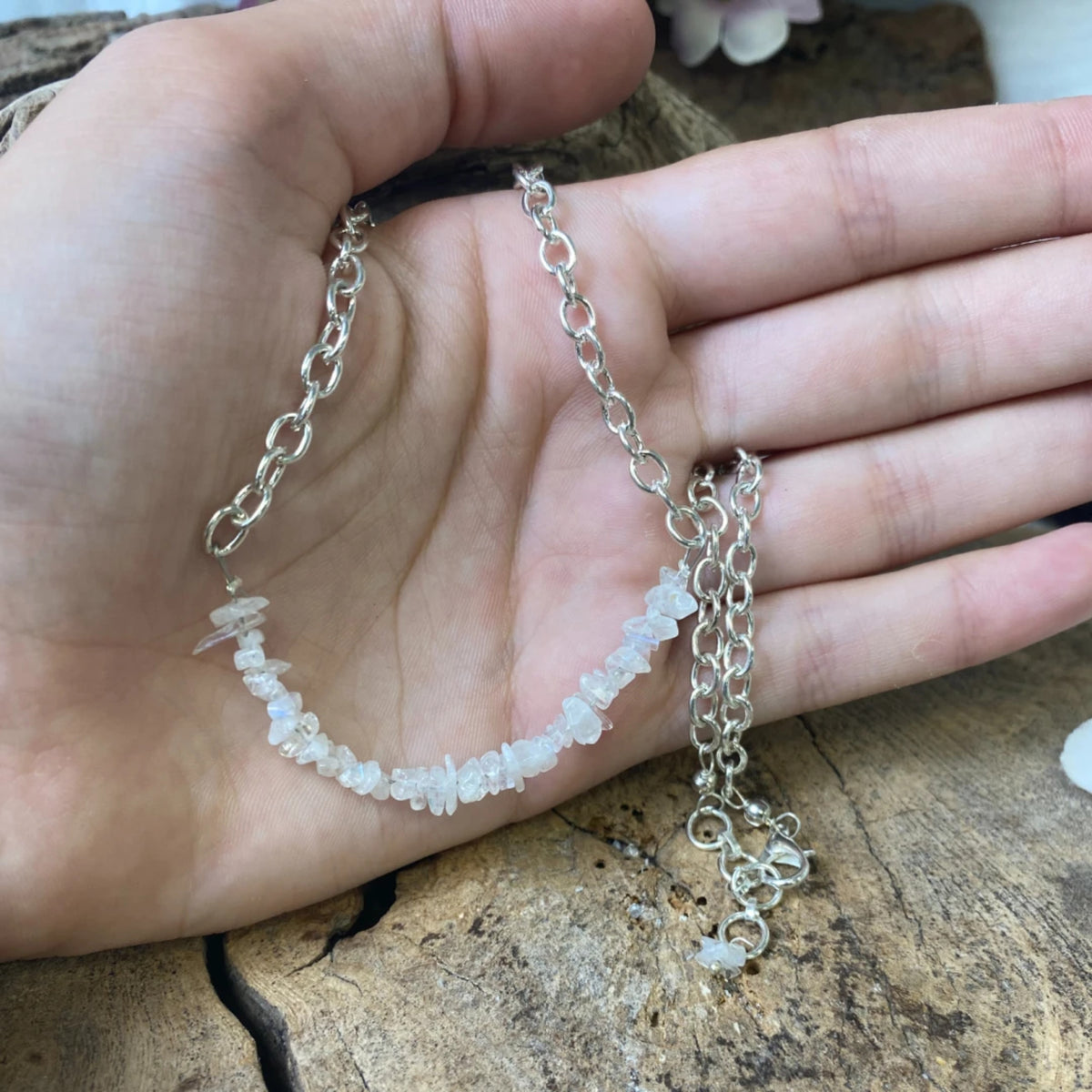 Regnbågsmånsten halsband, stavformat med splitstenar, försilvrat