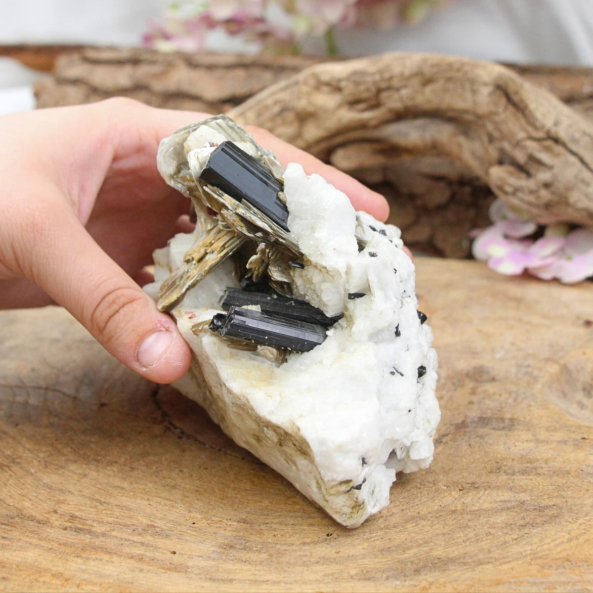 Kalcit mineralprov med glimmer, turmalin och topas, nr 258