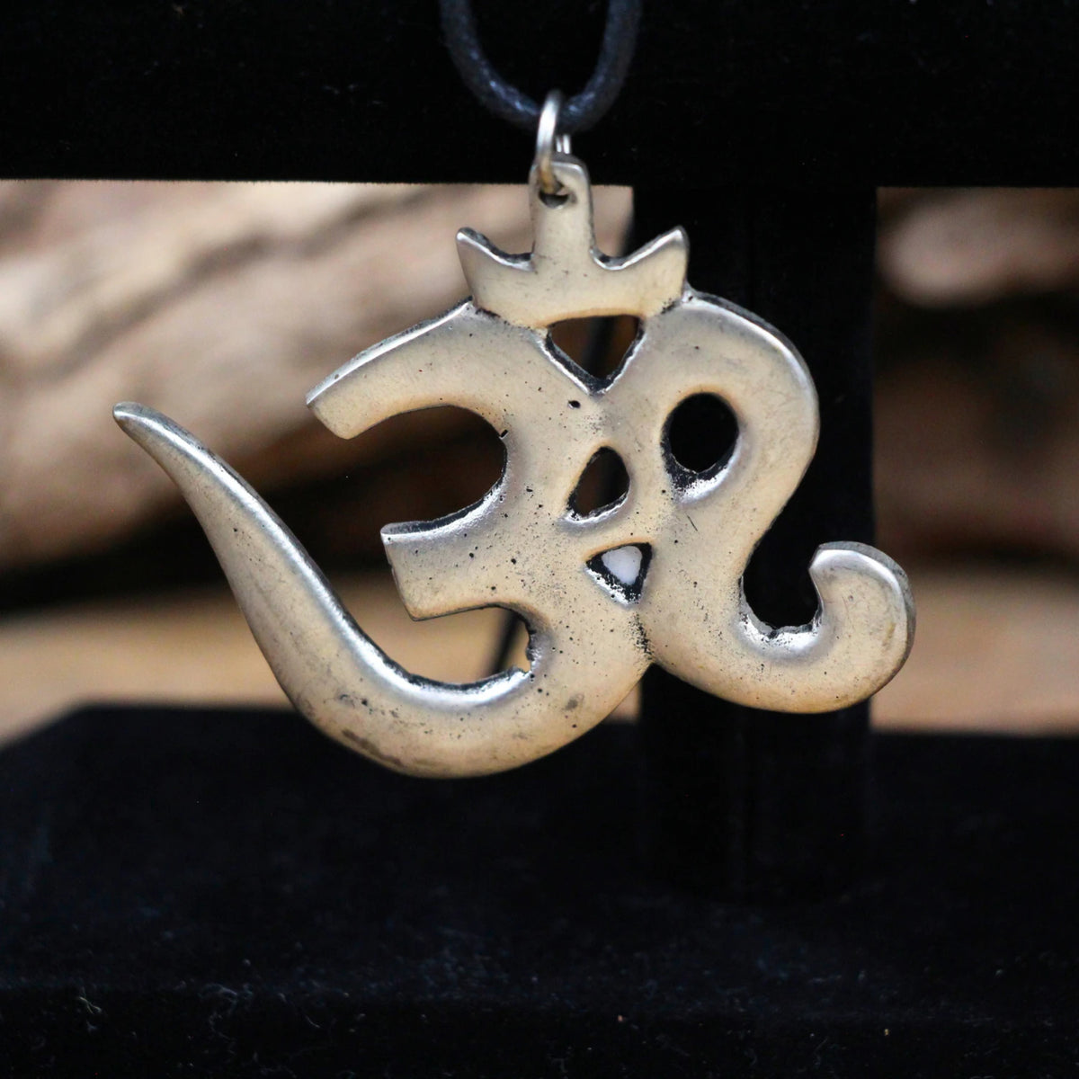 Ohm hänge i silverfärgad metall, 5,5 x 5,5 cm