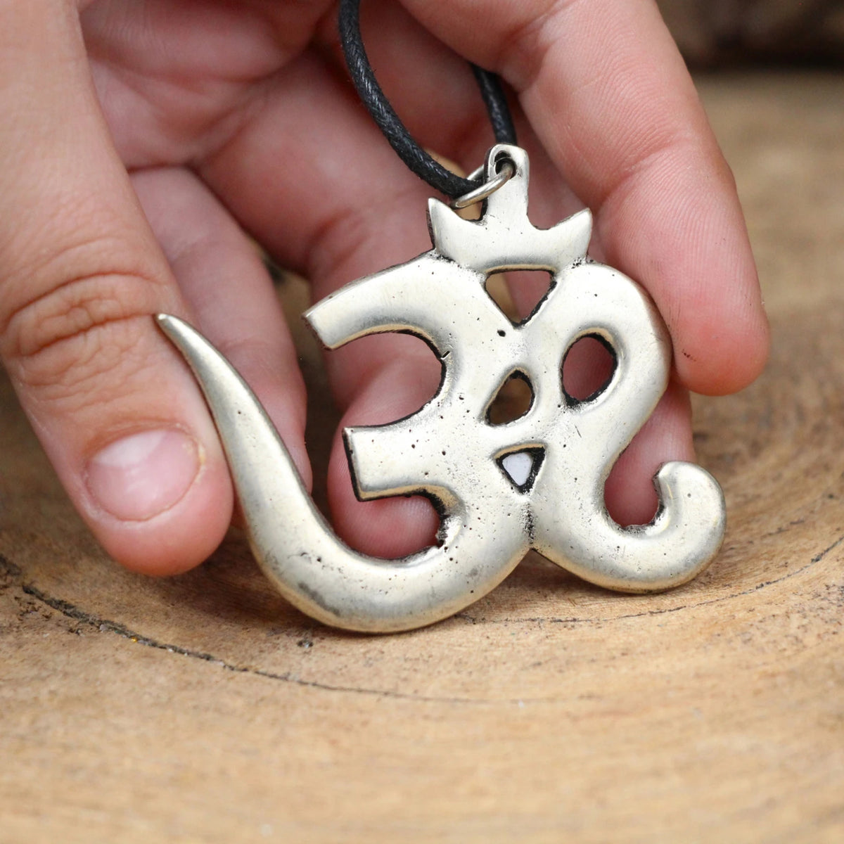 Ohm hänge i silverfärgad metall, 5,5 x 5,5 cm