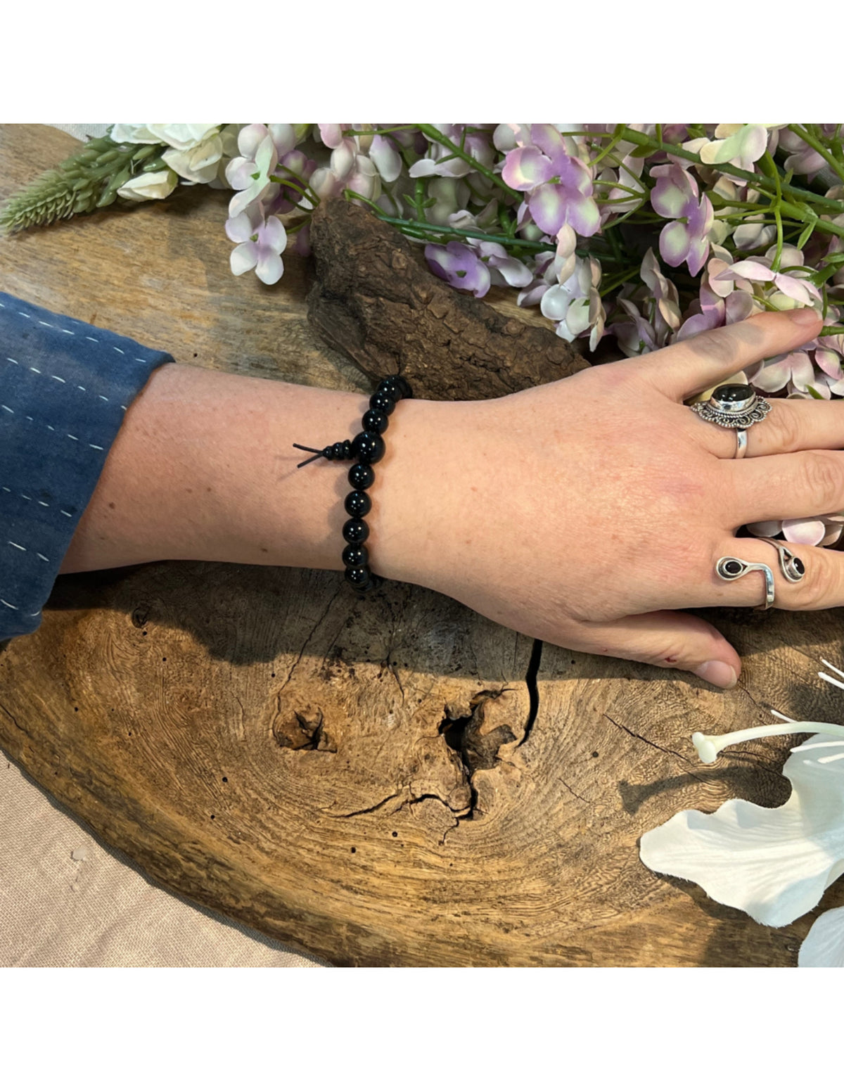 Onyx armband med runda pärlor, svart med vita band, 18 cm
