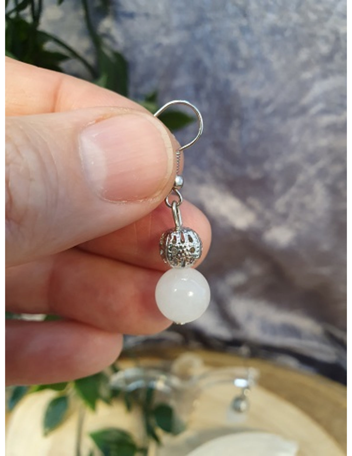 Jade örhängen, vita, med metallpärla, 2,5 cm