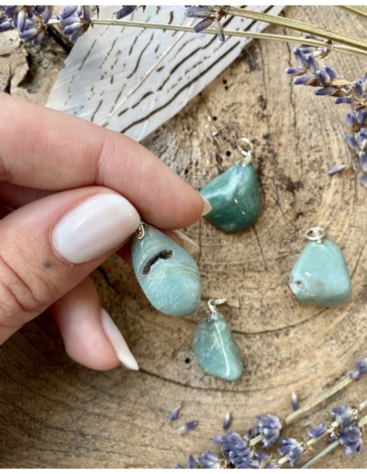 Opal hänge, mosopal, grön med dendriter, 3 till 4 cm